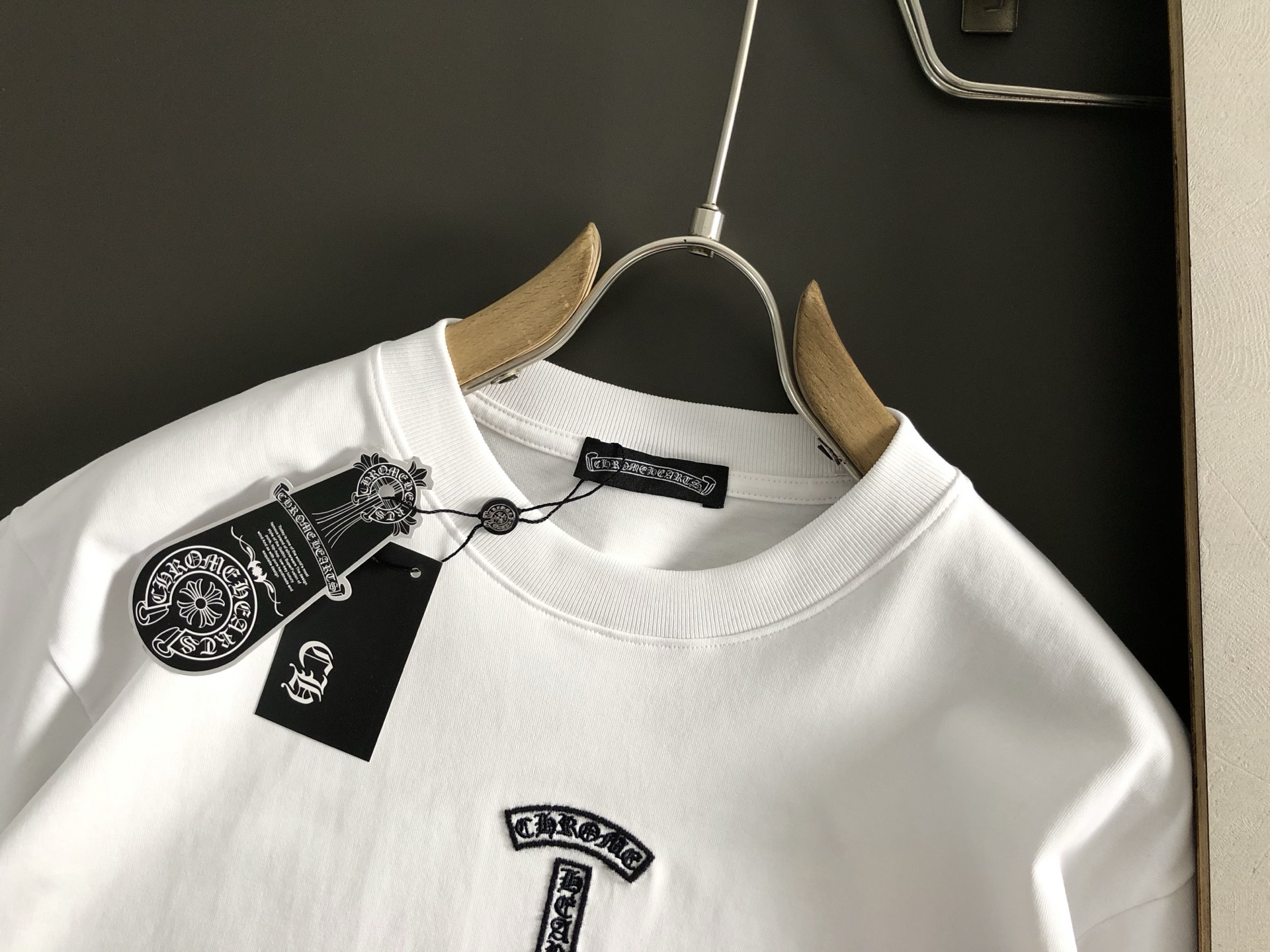 Ch*合身版型S-Xl25春夏顶级梵文毛绒刺绣潮牌短袖，精致工艺专柜面料，顶级元素融合打造，3标齐全，潮