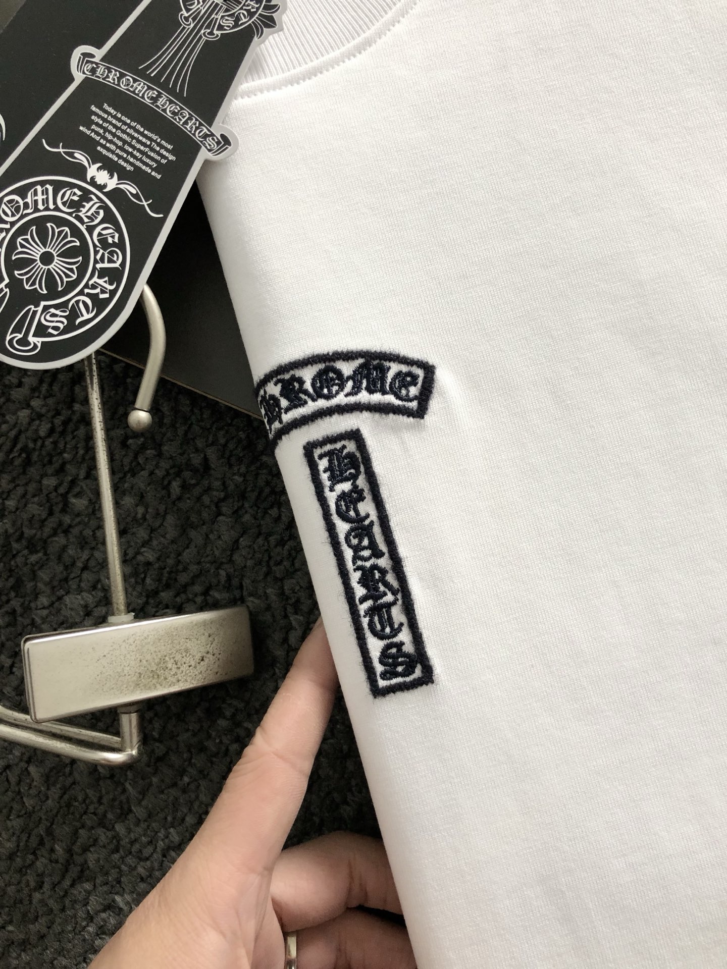 Ch*合身版型S-Xl25春夏顶级梵文毛绒刺绣潮牌短袖，精致工艺专柜面料，顶级元素融合打造，3标齐全，潮