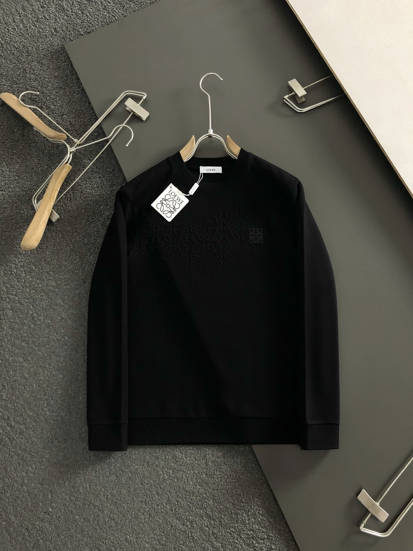 LOW*合身版型M-XXXL2025秋冬云柔太空刺绣压花时尚百搭圆领卫衣长袖，精致工艺专柜面料，顶级元素