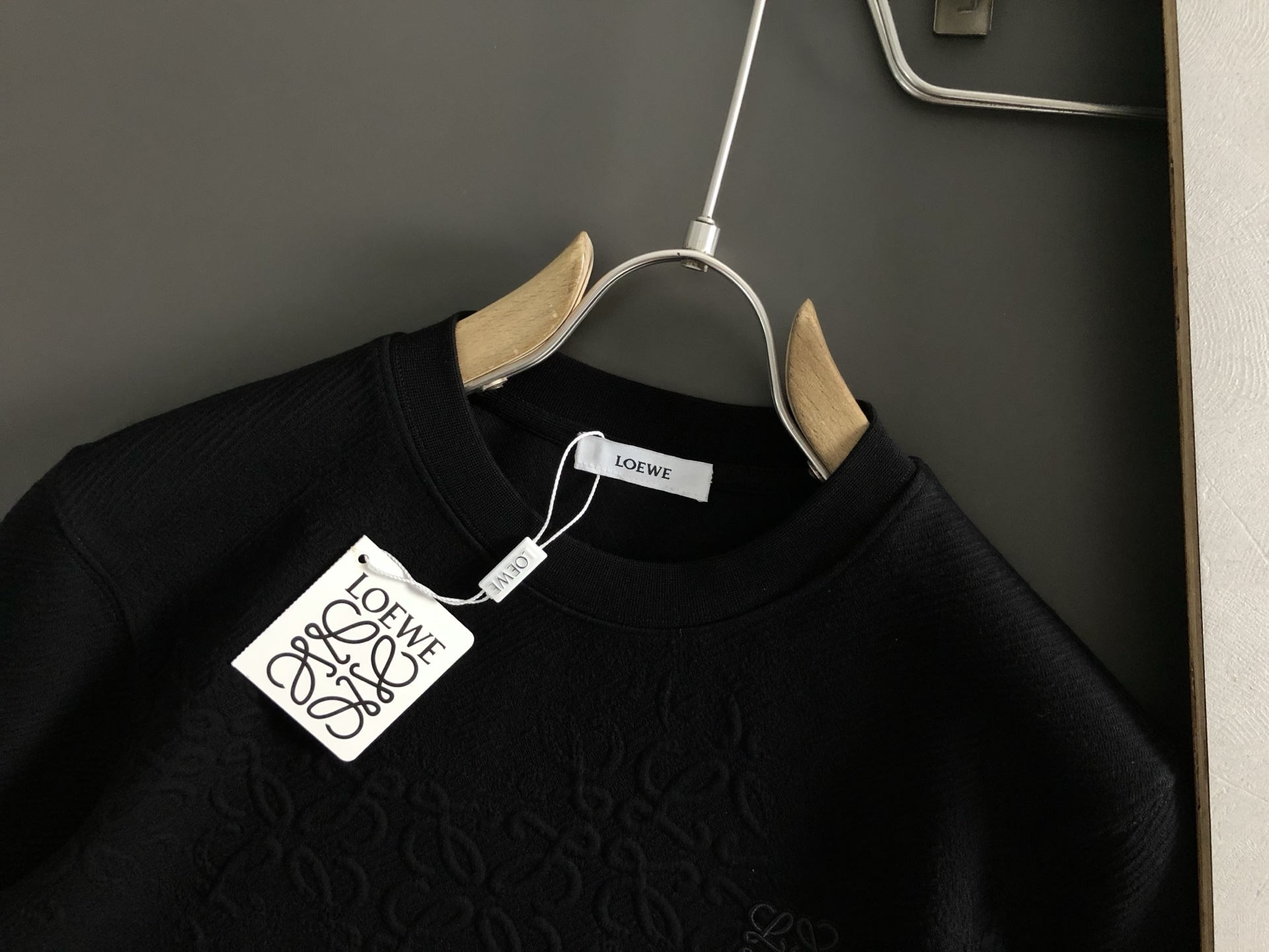 LOW*合身版型M-XXXL2025秋冬云柔太空刺绣压花时尚百搭圆领卫衣长袖，精致工艺专柜面料，顶级元素