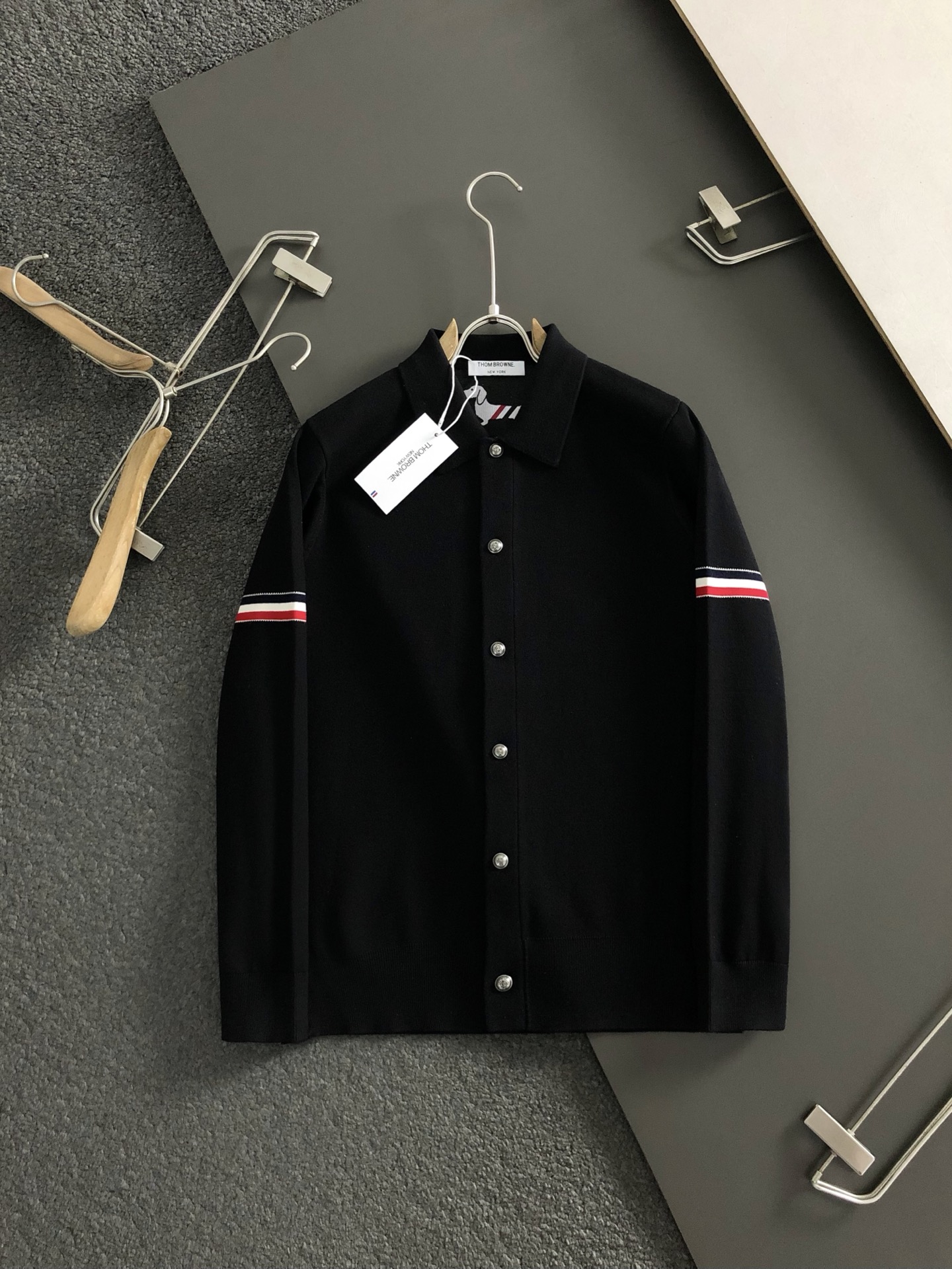 Tb*合身版型M-XXXL2025秋冬经典三杠针织羊毛纽扣外套，精致工艺专柜面料，顶级元素融合打造，3标