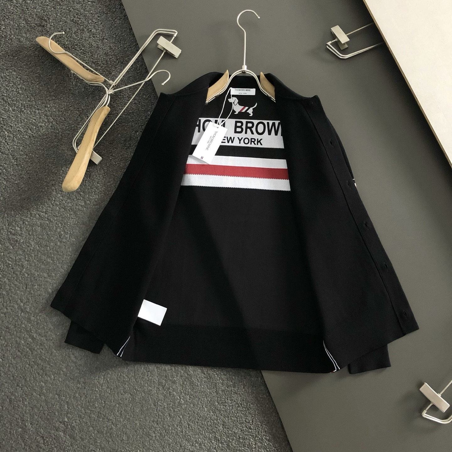 Tb*合身版型M-XXXL2025秋冬经典三杠针织羊毛纽扣外套，精致工艺专柜面料，顶级元素融合打造，3标