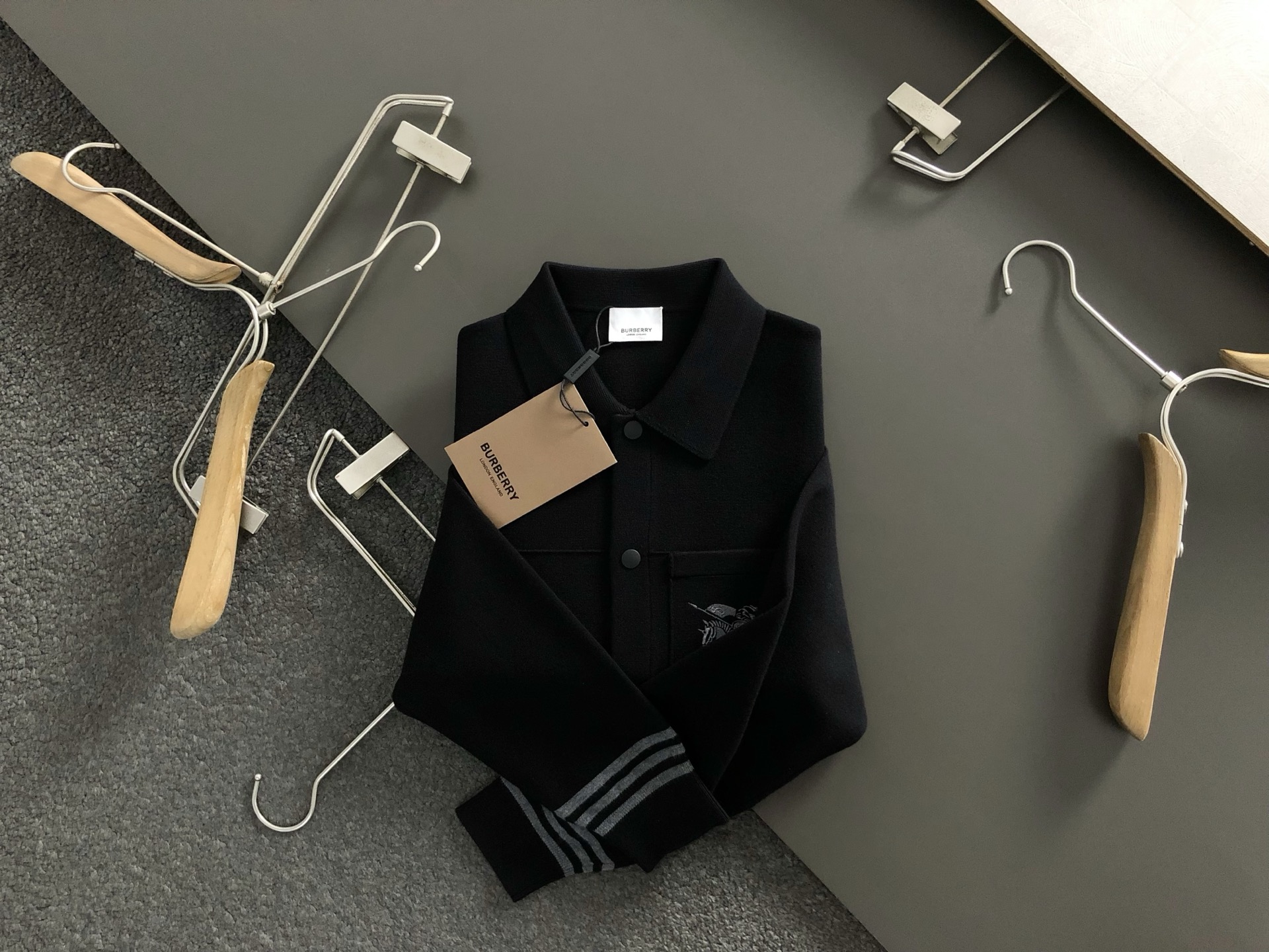 NO:515633,BBR** Fit-fit M-XXXL 2025 Autumn and Winter Knight Embroidered Knitted Wool Jacket, exquisite craftsmanship counter fabric, top-level elements fusion, complete 3 standards, fashionable men's fashion, both upper body comfort and incomparable 170-135(M) 175-150(L) 178-160(XL) 180-170(XXL) 180-180(XXXL) your,,jackets & coats,alexander wang19860909BBR**合身版型M-XXXL 2025秋冬骑士刺绣针织羊毛外套,精致工艺专柜面料,顶级元素融合打造,3标齐全,潮男时尚,无论是上身舒适度还是都是无可比拟的存在 170-135(M) 175-150(L) 178-160(XL)180-170(XXL) 180-180(XXXL) your,,jackets & coats,alexander wang,Men's clothing