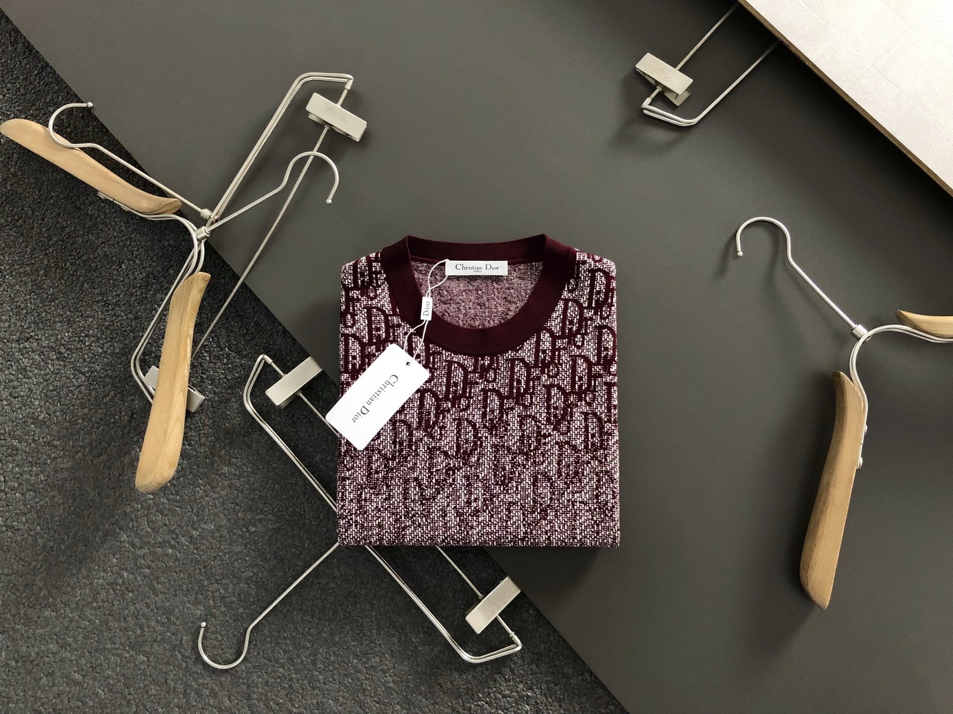 NO:515631,Dir* fitting style M-XXXL 2025 autumn and winter jacquard gradient wool short sleeves, exquisite craftsmanship counter fabric, top-level elements fusion, classic short sleeves 3 specifications complete, trendy men's fashion, whether it is the comfort of the upper body or the incomparable existence 170-135(M) -150(L) 178-160(XL) 180-170(XXL) 180-180(XXXL),,T-shirt,alexander wang19860909Dir*合身版型M-XXXL 2025秋冬提花渐变羊毛短袖,精致工艺专柜面料,顶级元素融合打造,经典短袖3标齐全,潮男时尚,无论是上身舒适度还是都是无可比拟的存在 170-135(M) -150(L) 178-160(XL)180-170(XXL) 180-180(XXXL),,T-shirt,alexander wang,Men's clothing