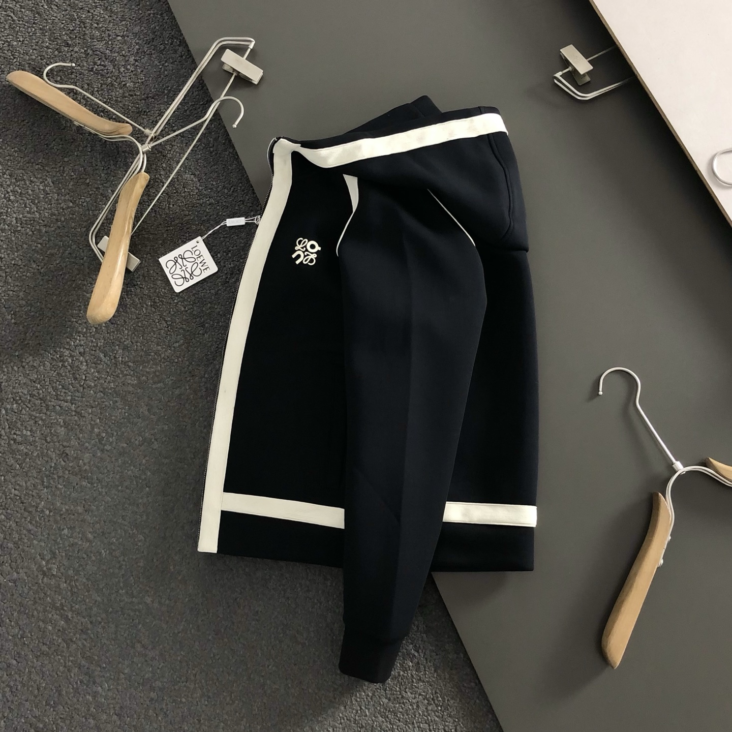 NO:515629,LOW* fitting M-XXXL 2025 autumn and winter cloud soft series webbing fusion three-dimensional offset printing hooded jacket, exquisite craftsmanship counter fabric, top-level elements fusion creation, complete 3 standards, trendy men's fashion, whether it is the comfort of the upper body or the incomparable existence 170-135(M) 175-150(L) 178-160(XL) 180-170(XXL) 180-180(XXXL) your,,jackets & coats,hats,alexander wang19860909LOW*合身版型M-XXXL 2025秋冬云柔系列织带融合立体胶印连帽外套,精致工艺专柜面料,顶级元素融合打造,3标齐全,潮男时尚,无论是上身舒适度还是都是无可比拟的存在 170-135(M) 175-150(L) 178-160(XL)180-170(XXL) 180-180(XXXL) your,,jackets & coats,hats,alexander wang,Men's clothing