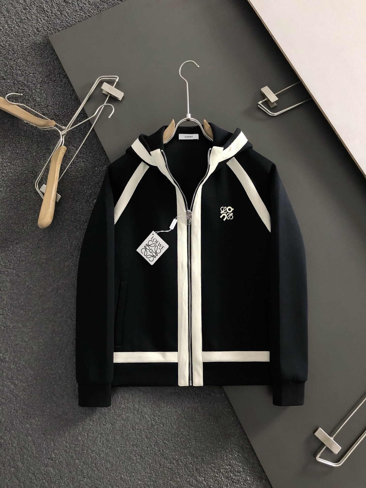 LOW*合身版型M-XXXL2025秋冬云柔系列织带融合立体胶印连帽外套，精致工艺专柜面料，顶级元素融合