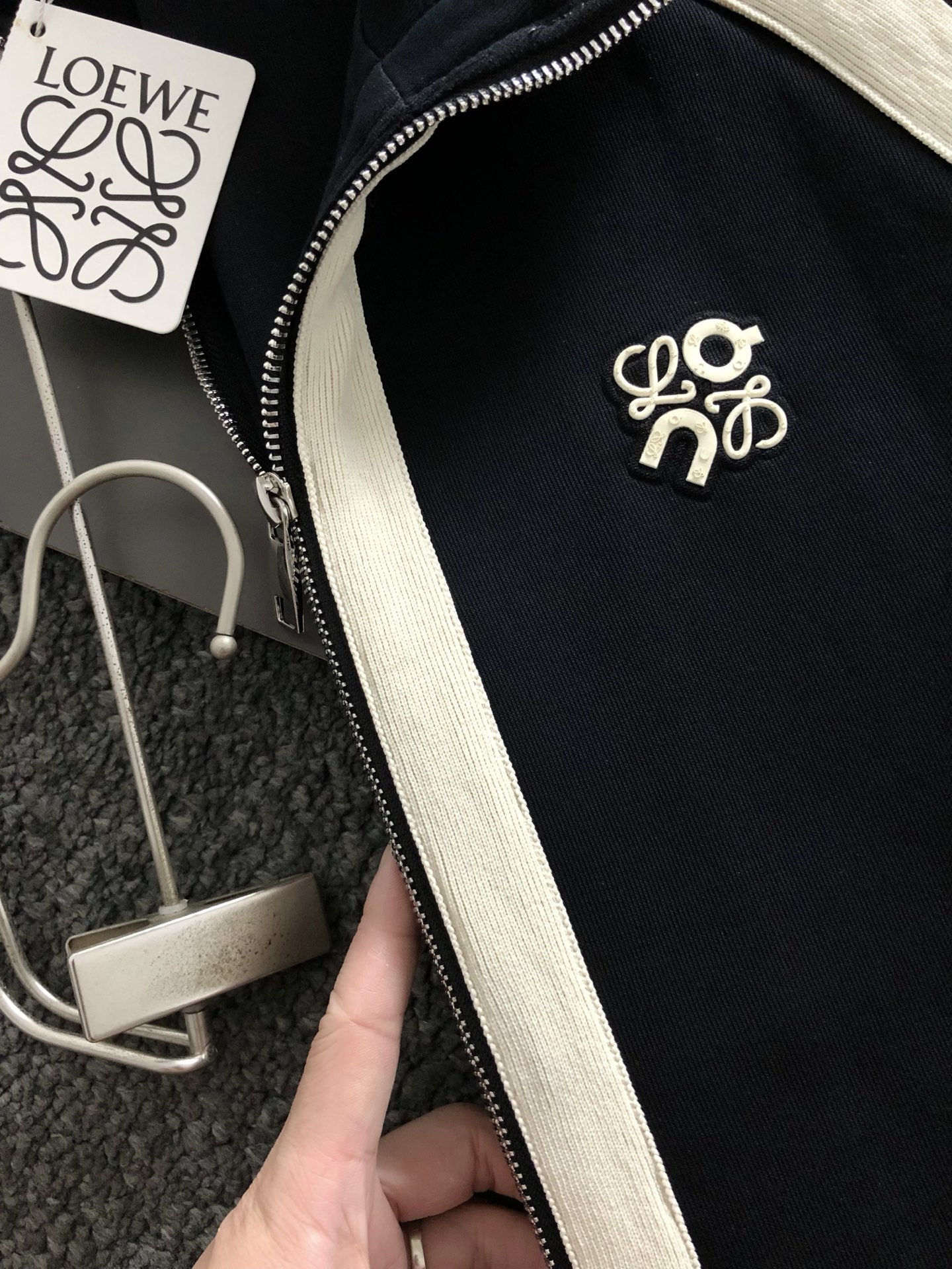 LOW*合身版型M-XXXL2025秋冬云柔系列织带融合立体胶印连帽外套，精致工艺专柜面料，顶级元素融合