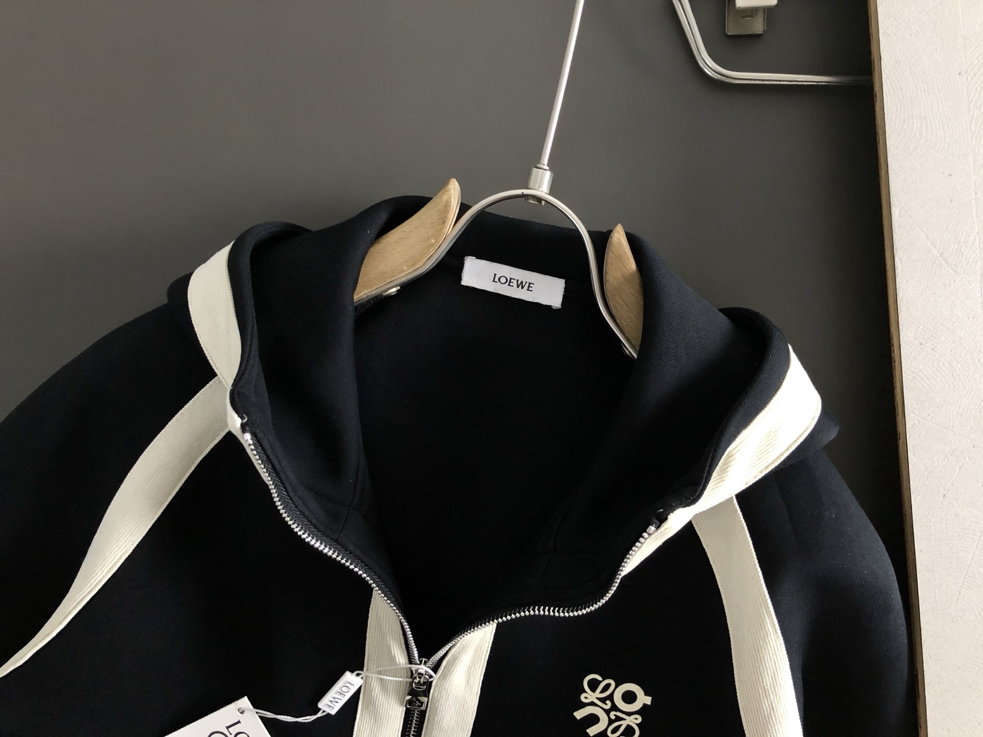 LOW*合身版型M-XXXL2025秋冬云柔系列织带融合立体胶印连帽外套，精致工艺专柜面料，顶级元素融合