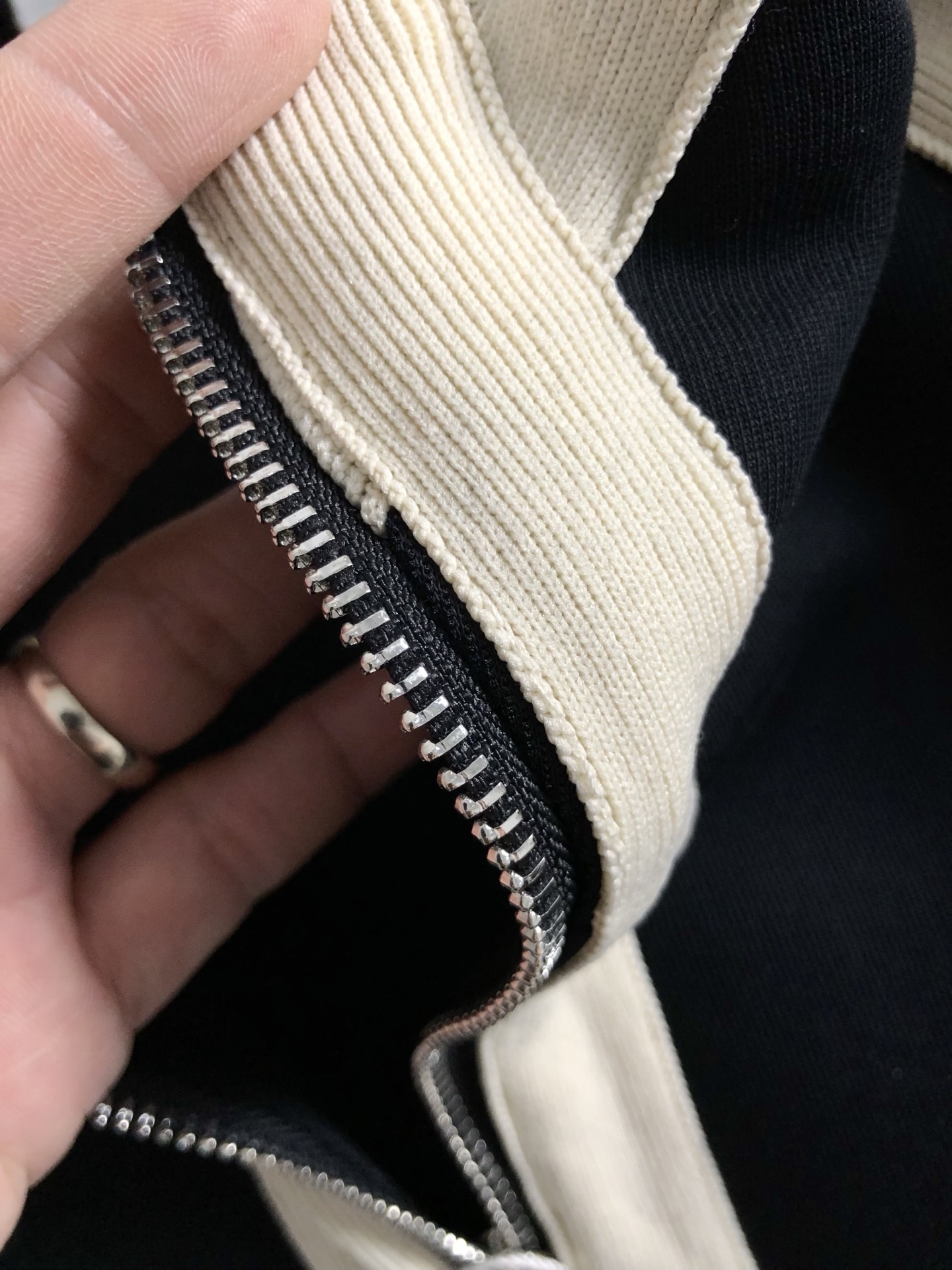 LOW*合身版型M-XXXL2025秋冬云柔系列织带融合立体胶印连帽外套，精致工艺专柜面料，顶级元素融合