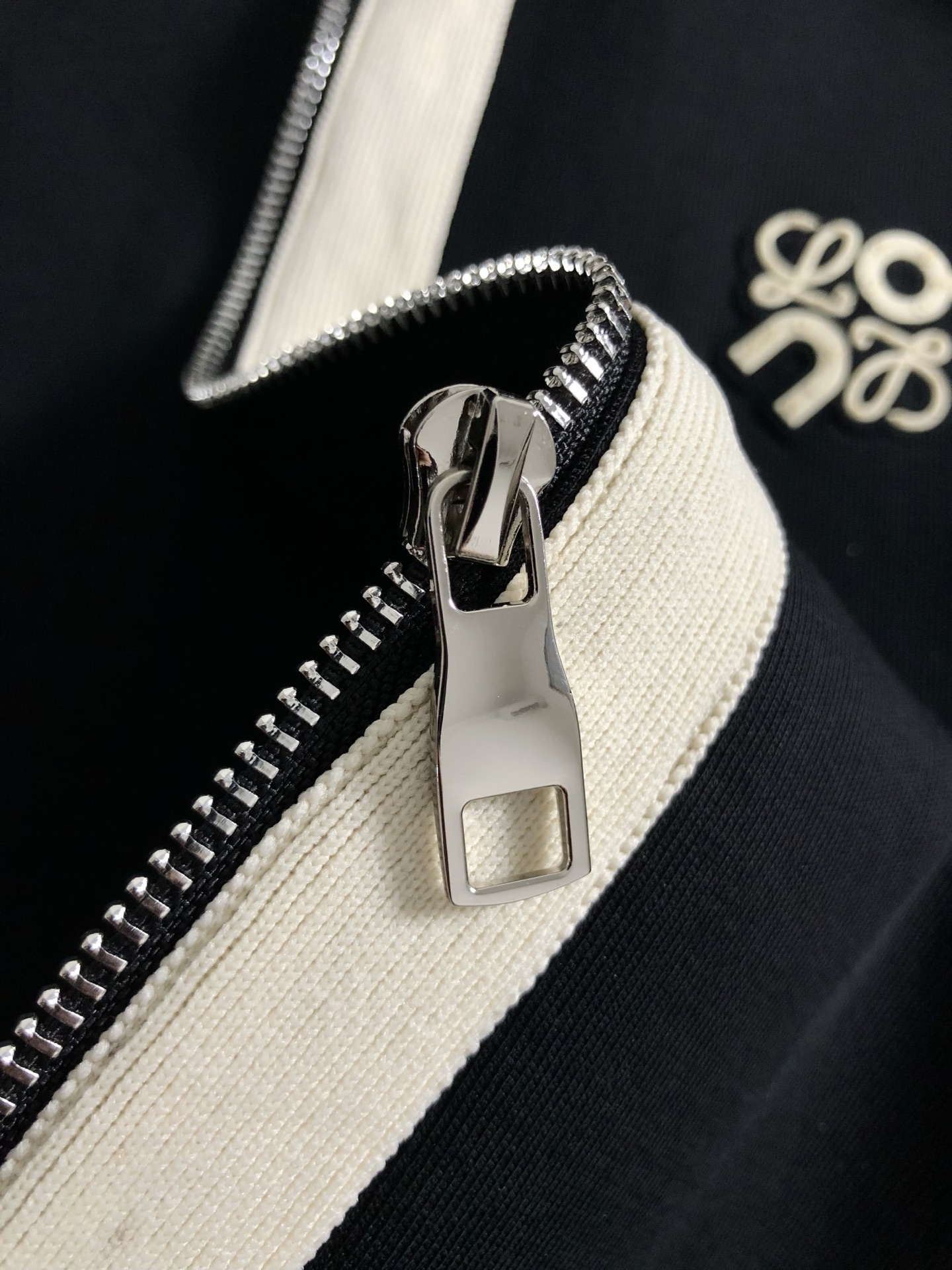 LOW*合身版型M-XXXL2025秋冬云柔系列织带融合立体胶印连帽外套，精致工艺专柜面料，顶级元素融合