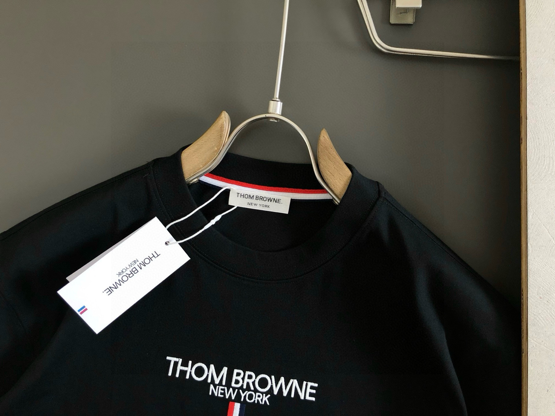 Tb*合身版型M-XXXL25SS最新字母刺绣融合后幅卡通小狗百搭短袖，最顶级的品质专柜原单短袖，顶级制