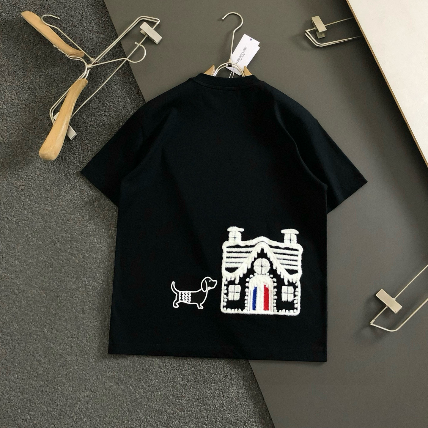 Tb*合身版型M-XXXL25SS最新字母刺绣融合后幅卡通小狗百搭短袖，最顶级的品质专柜原单短袖，顶级制