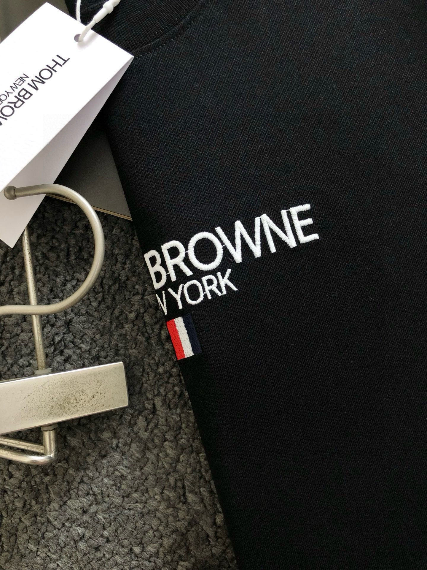 Tb*合身版型M-XXXL25SS最新字母刺绣融合后幅卡通小狗百搭短袖，最顶级的品质专柜原单短袖，顶级制