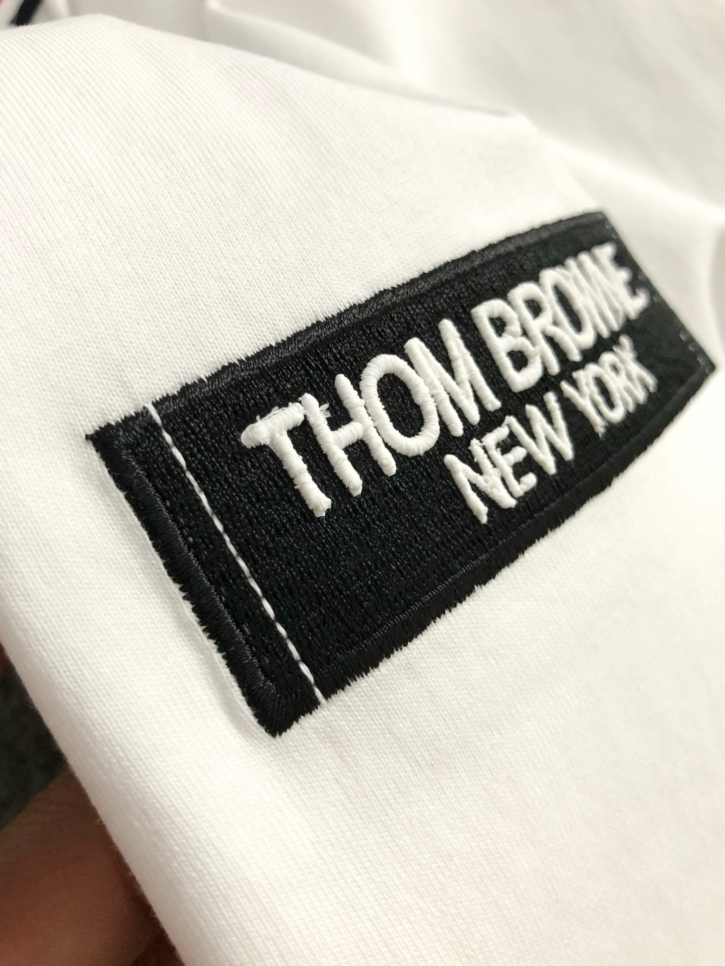 Tb**合身版型M-XXXL25春夏顶级黑色贴标款融合后幅裂纹印花经典短袖，精致工艺专柜面料，顶级元素融