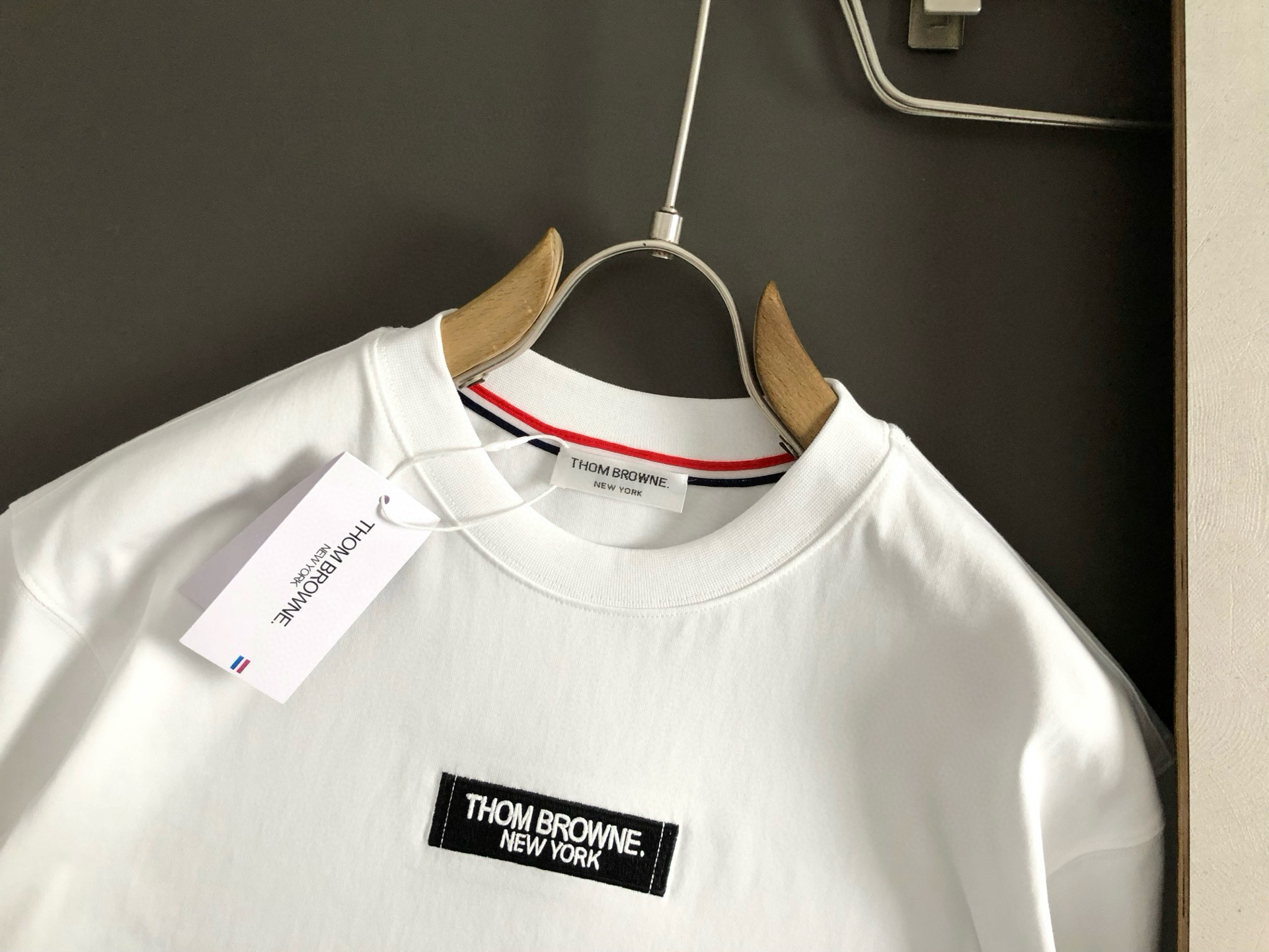 Tb**合身版型M-XXXL25春夏顶级黑色贴标款融合后幅裂纹印花经典短袖，精致工艺专柜面料，顶级元素融