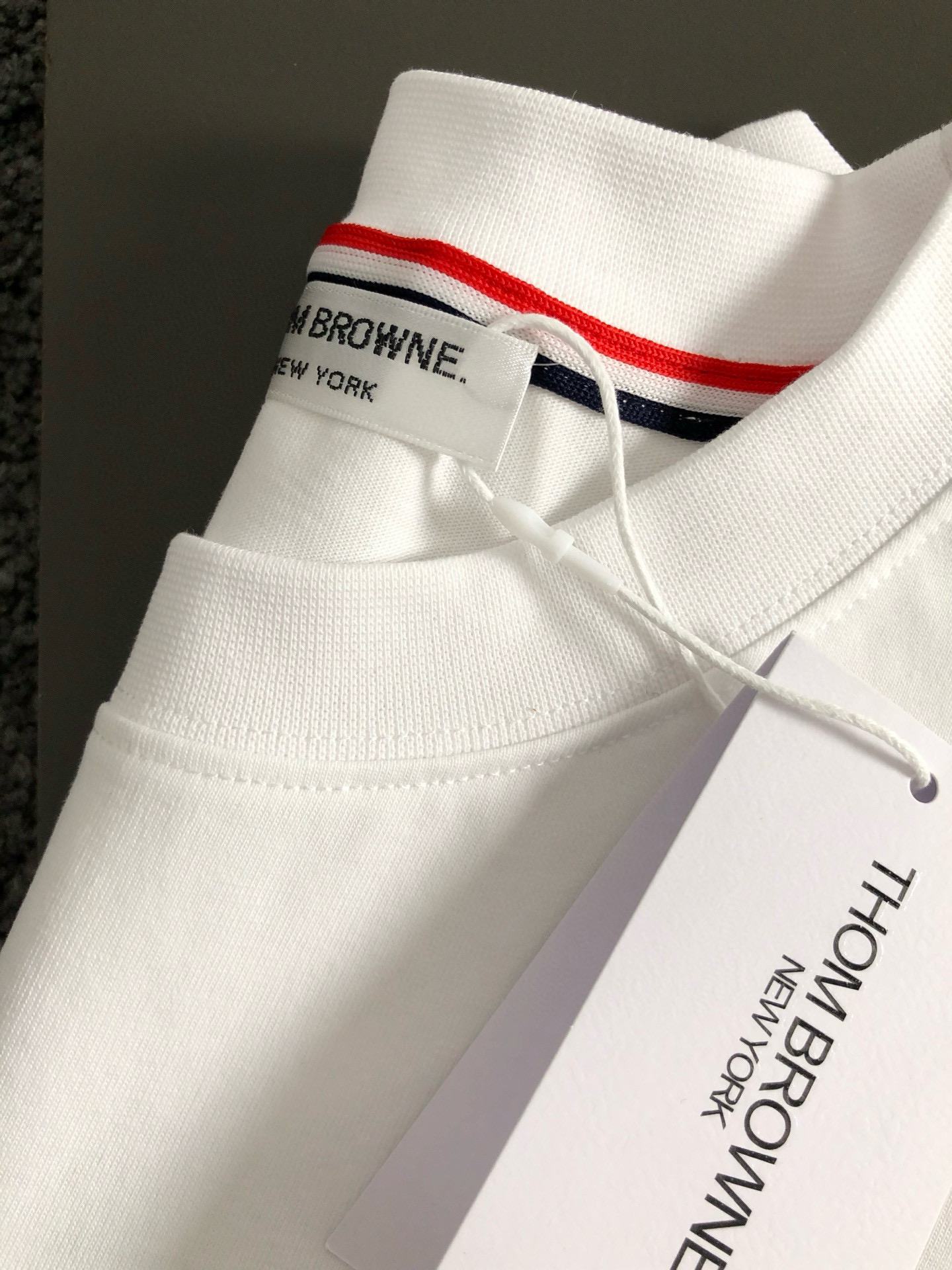 Tb**合身版型M-XXXL25春夏顶级黑色贴标款融合后幅裂纹印花经典短袖，精致工艺专柜面料，顶级元素融