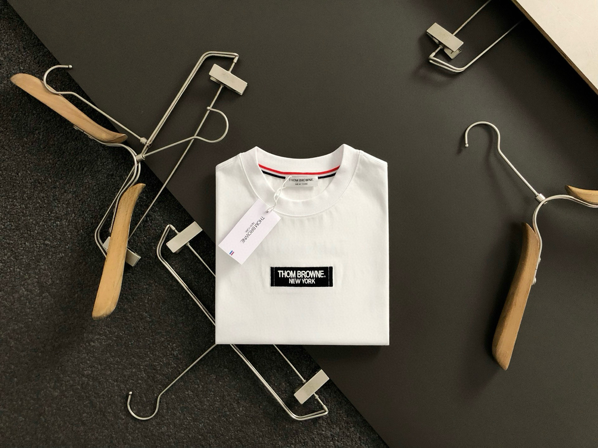 NO:515639,Tb**Fitting M-XXXL 25 spring and summer top black labeling style fusion back crack print classic short sleeves, exquisite craftsmanship counter fabric, top-level elements fusion creation, classic short sleeve 3 standards, trendy men's fashion, whether it is the comfort of the upper body or the incomparable existence, it can be said to be a must-have for summer 170-135(M) 175-150(L) 178-160(XL) 180-170(XXL) 180-180(XXXL),,T-shirt,alexander wang19860909Tb**合身版型M-XXXL 25春夏顶级黑色贴标款融合后幅裂纹印花经典短袖,精致工艺专柜面料,顶级元素融合打造,经典短袖3标齐全,潮男时尚,无论是上身舒适度还是都是无可比拟的存在,可以说是夏日必备 170-135(M) 175-150(L) 178-160(XL)180-170(XXL) 180-180(XXXL),,T-shirt,alexander wang,Men's clothing