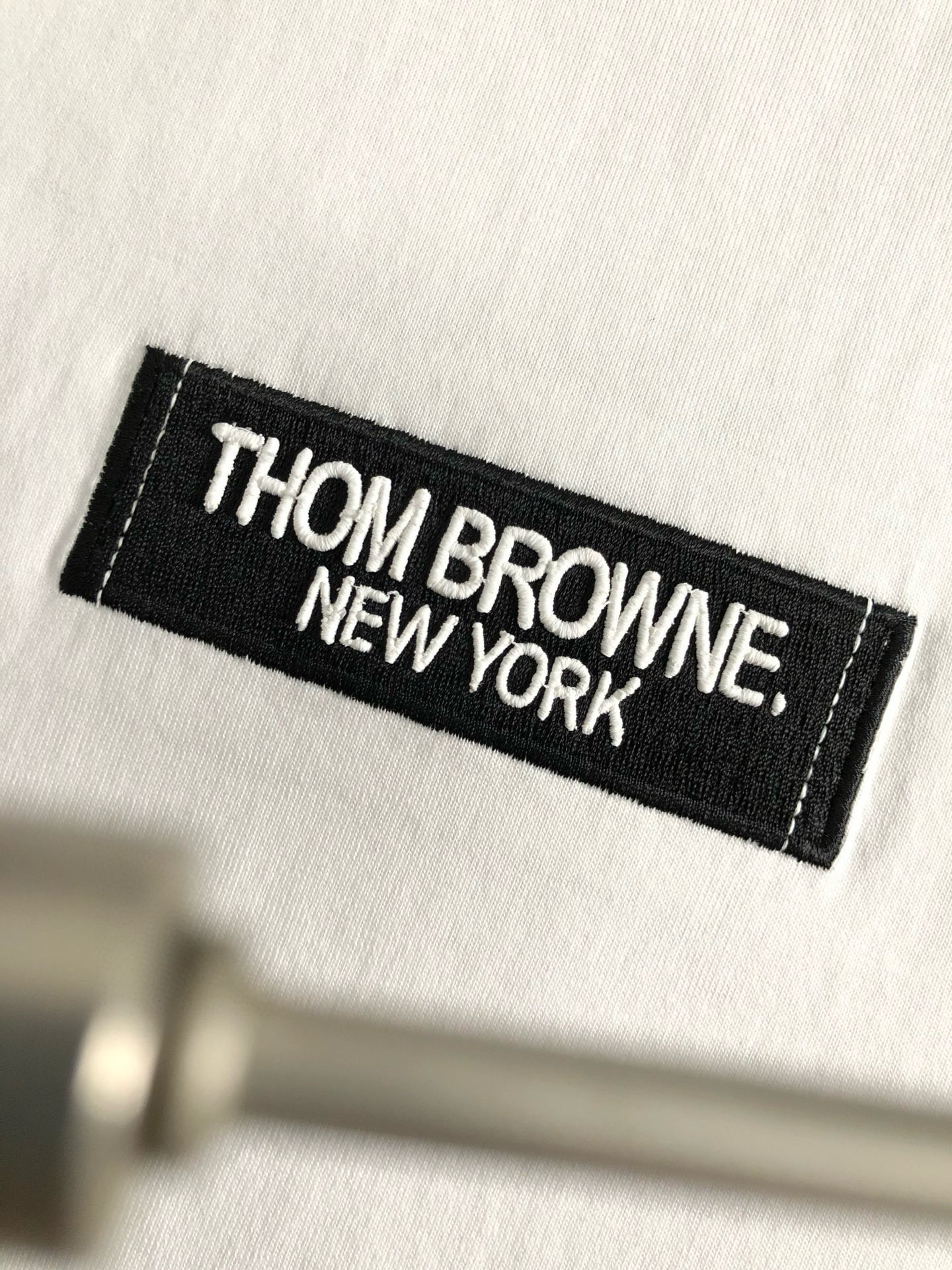 Tb**合身版型M-XXXL25春夏顶级黑色贴标款融合后幅裂纹印花经典短袖，精致工艺专柜面料，顶级元素融