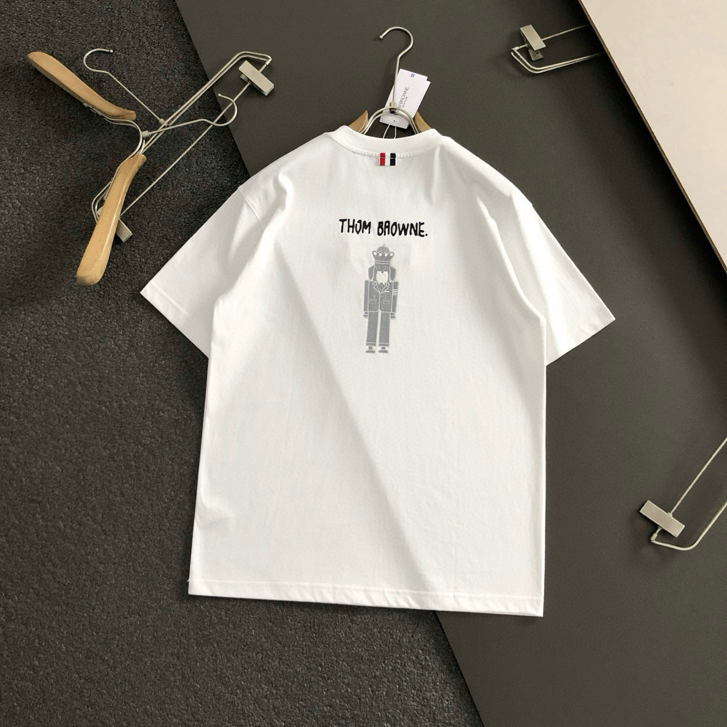 Tb**合身版型M-XXXL25春夏顶级黑色贴标款融合后幅裂纹印花经典短袖，精致工艺专柜面料，顶级元素融