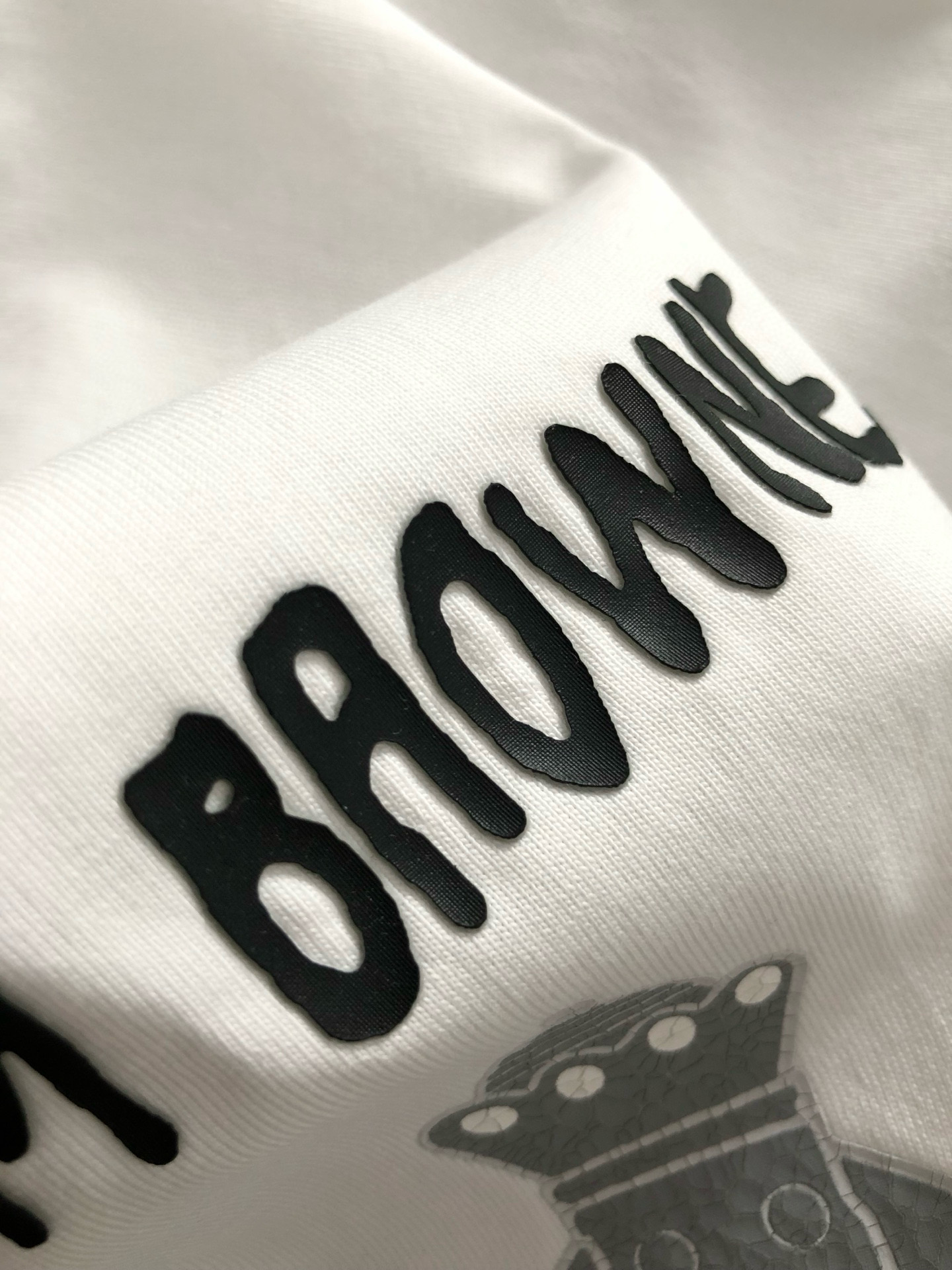 Tb**合身版型M-XXXL25春夏顶级黑色贴标款融合后幅裂纹印花经典短袖，精致工艺专柜面料，顶级元素融