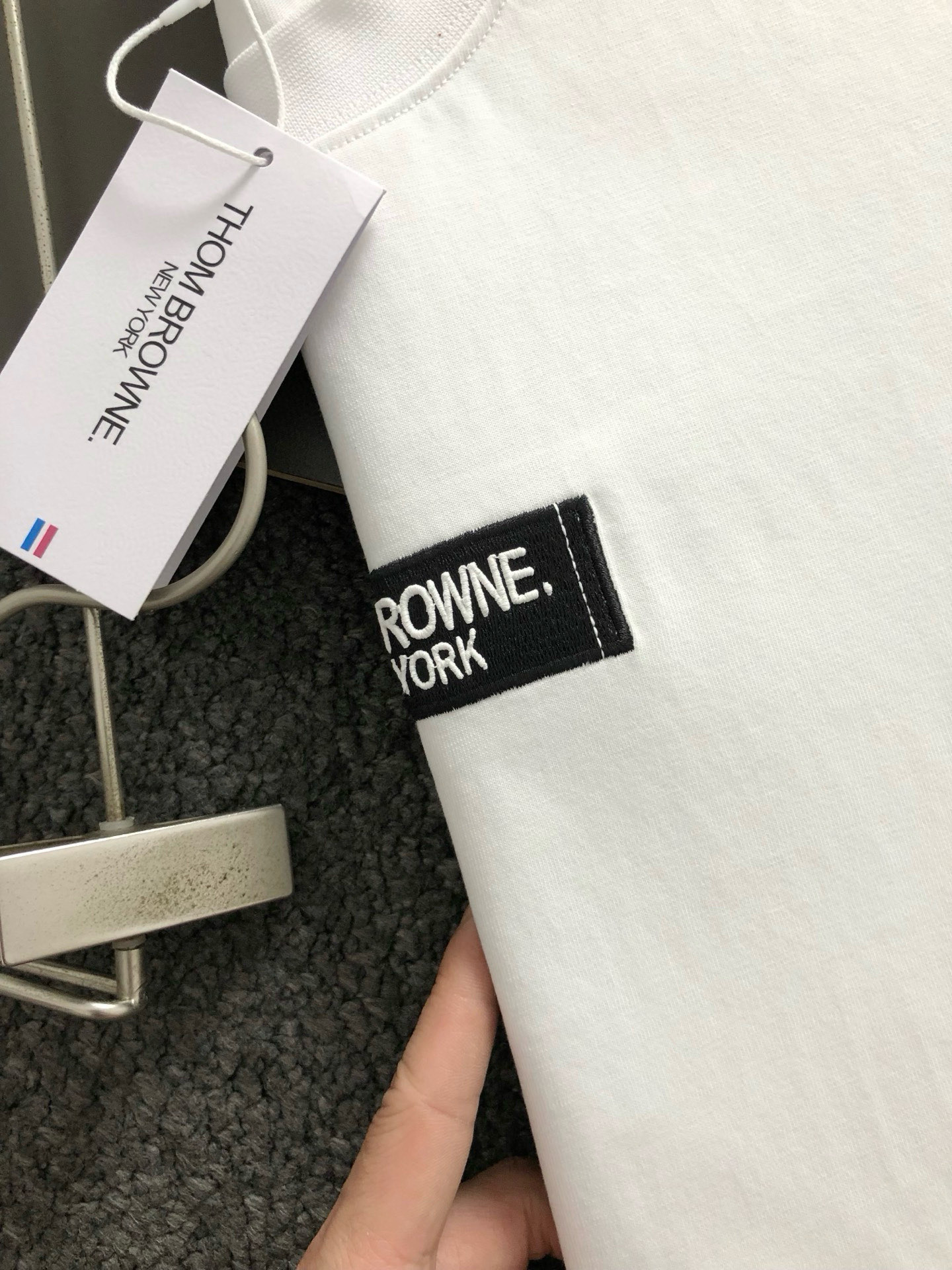 Tb**合身版型M-XXXL25春夏顶级黑色贴标款融合后幅裂纹印花经典短袖，精致工艺专柜面料，顶级元素融