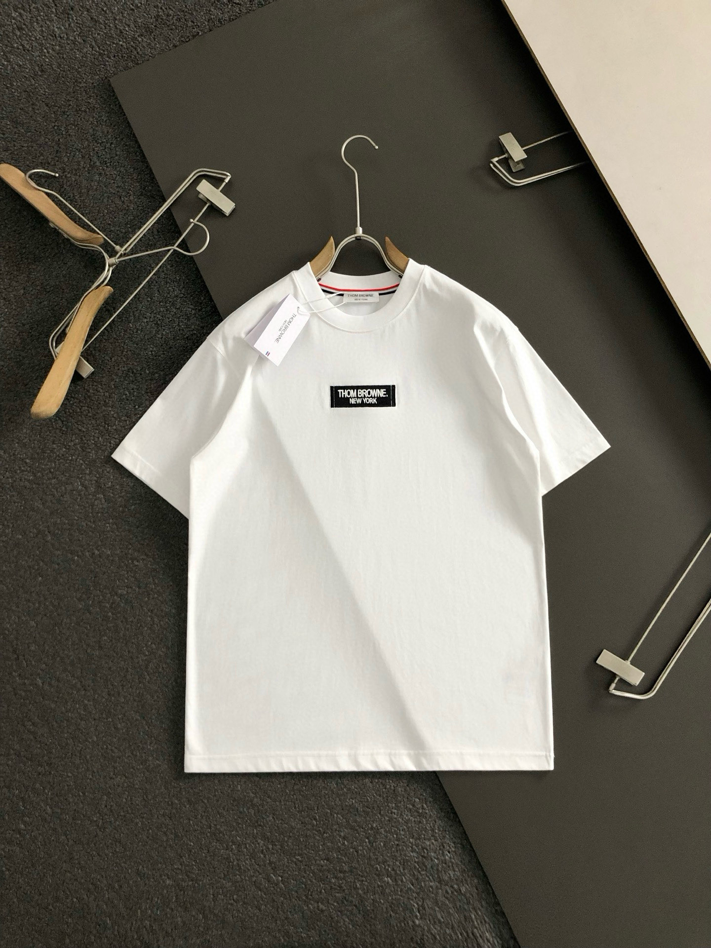 Tb**合身版型M-XXXL25春夏顶级黑色贴标款融合后幅裂纹印花经典短袖，精致工艺专柜面料，顶级元素融