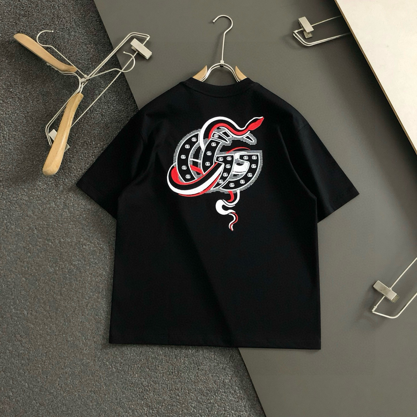 Gucc*微宽版型M-XXXL25春夏顶级重工刺绣蛇年元素贴布珠片融合重磅潮流短袖，精致工艺专柜面料，顶