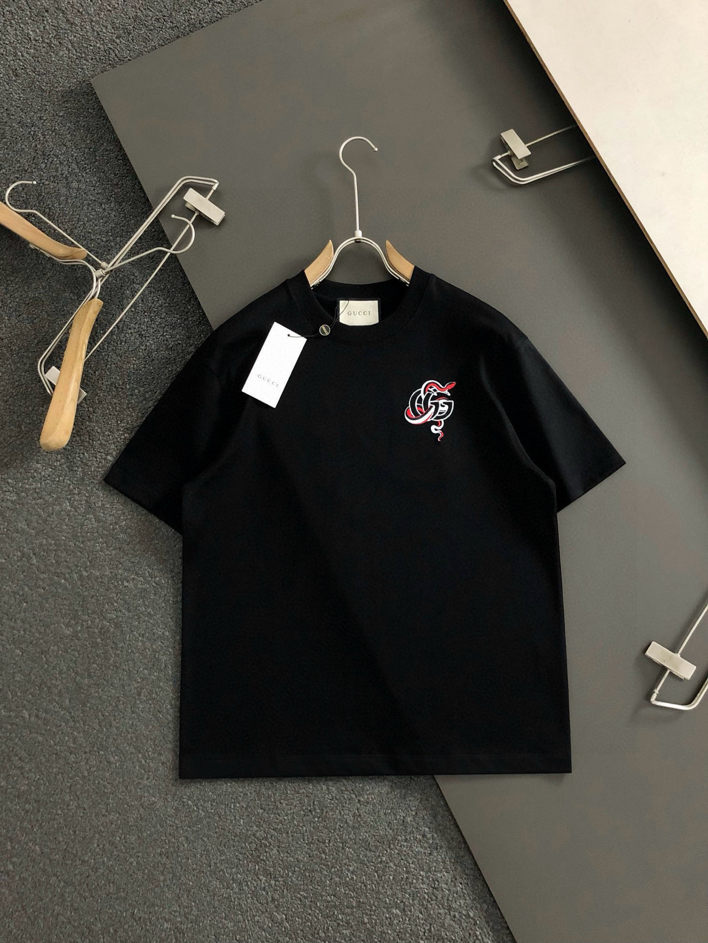 Gucc*微宽版型M-XXXL25春夏顶级重工刺绣蛇年元素贴布珠片融合重磅潮流短袖，精致工艺专柜面料，顶