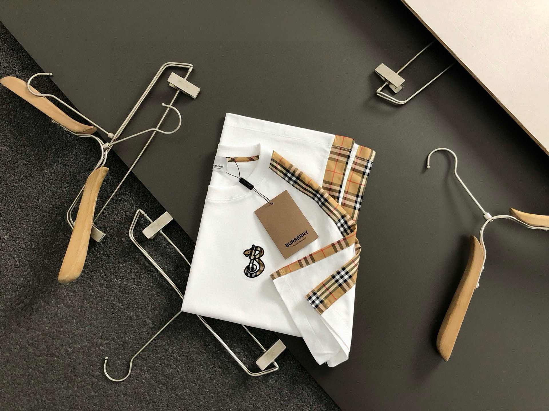 NO:515643,BBR* fitting style M-XXXL 25 spring and summer top black year of snake exclusive logo plaid splicing letter embroidered heavy classic short sleeves, exquisite craftsmanship counter fabric, top-level elements fusion, classic short sleeves 3 logos, trendy men's fashion, whether it is the comfort of the upper body or the incomparable existence, it can be said to be a must-have for summer 170-135(M) 175-(L) 178-160(XL) 180-170(XXL) 180-180(XXXL), T-shirt,alexander wang19860909BBR*合身版型M-XXXL 25春夏顶级黑色蛇年专属logo 格纹拼接字母绣花重磅经典短袖,精致工艺专柜面料,顶级元素融合打造,经典短袖3标齐全,潮男时尚,无论是上身舒适度还是都是无可比拟的存在,可以说是夏日必备 170-135(M) 175-(L) 178-160(XL)180-170(XXL) 180-180(XXXL),,T-shirt,alexander wang,Men's clothing