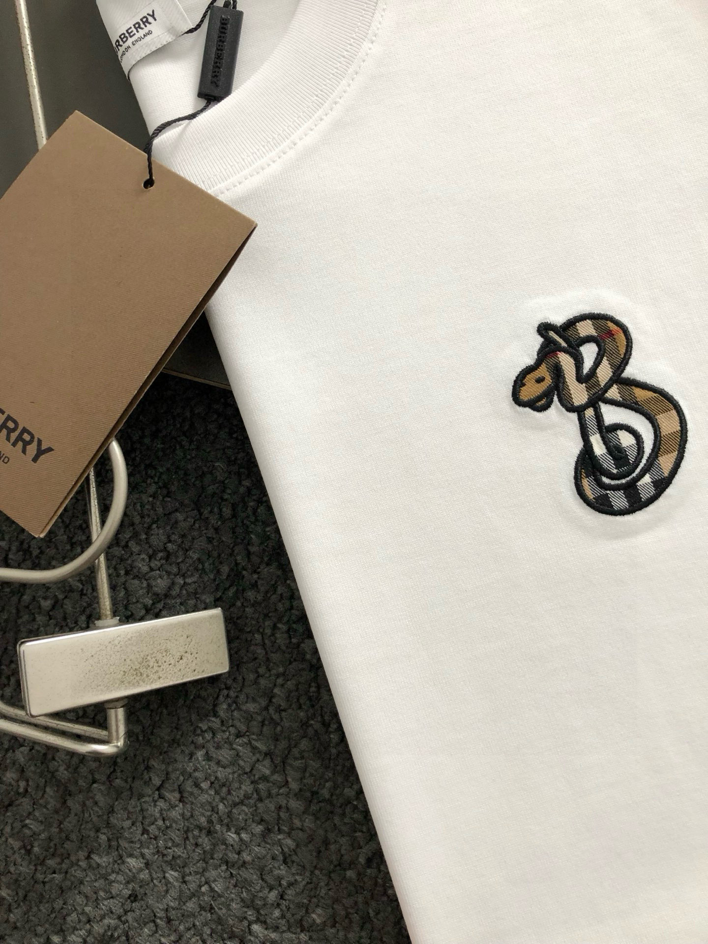 BBR*合身版型M-XXXL25春夏顶级黑色蛇年专属logo 格纹拼接字母绣花重磅经典短袖，精致工艺专柜