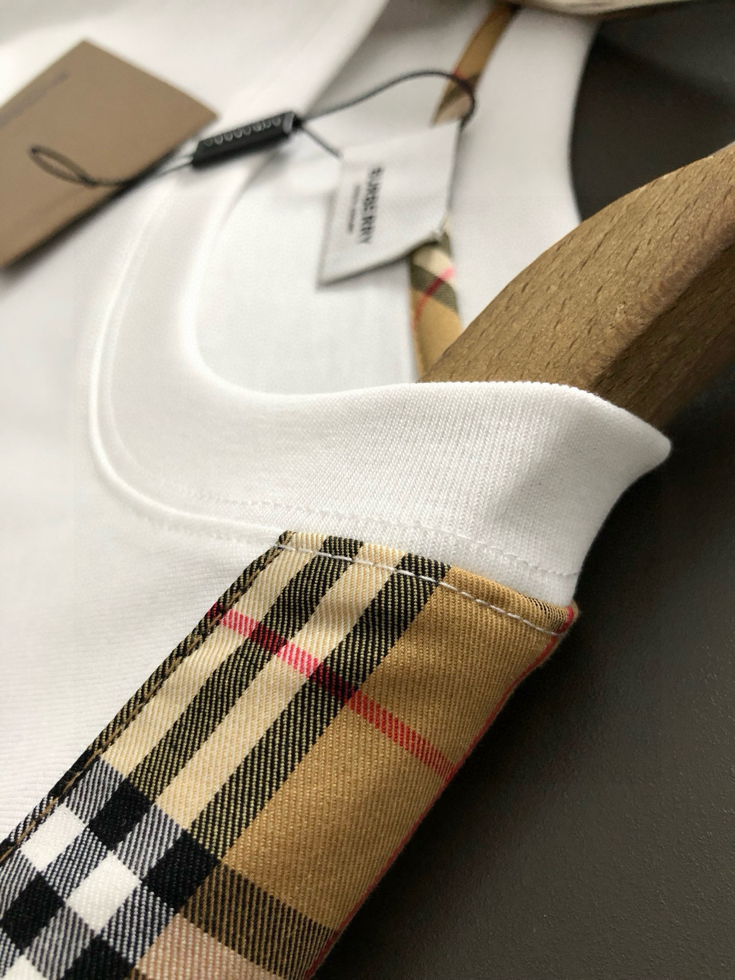 BBR*合身版型M-XXXL25春夏顶级黑色蛇年专属logo 格纹拼接字母绣花重磅经典短袖，精致工艺专柜