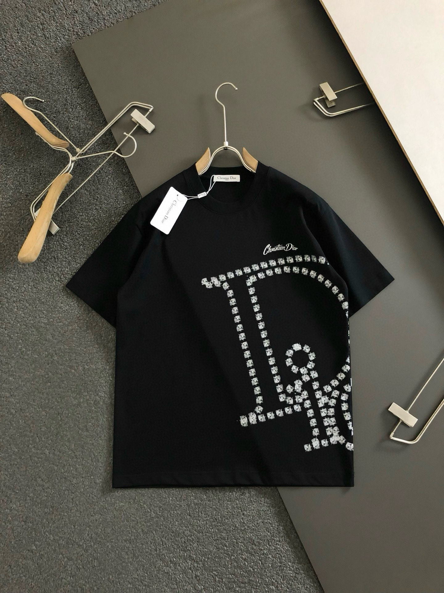 Dir*合身版型S-Xl2025秋款顶级进口私货，高端字母刺绣潮牌短袖，专柜款时尚不失奢华 品质毋庸置疑