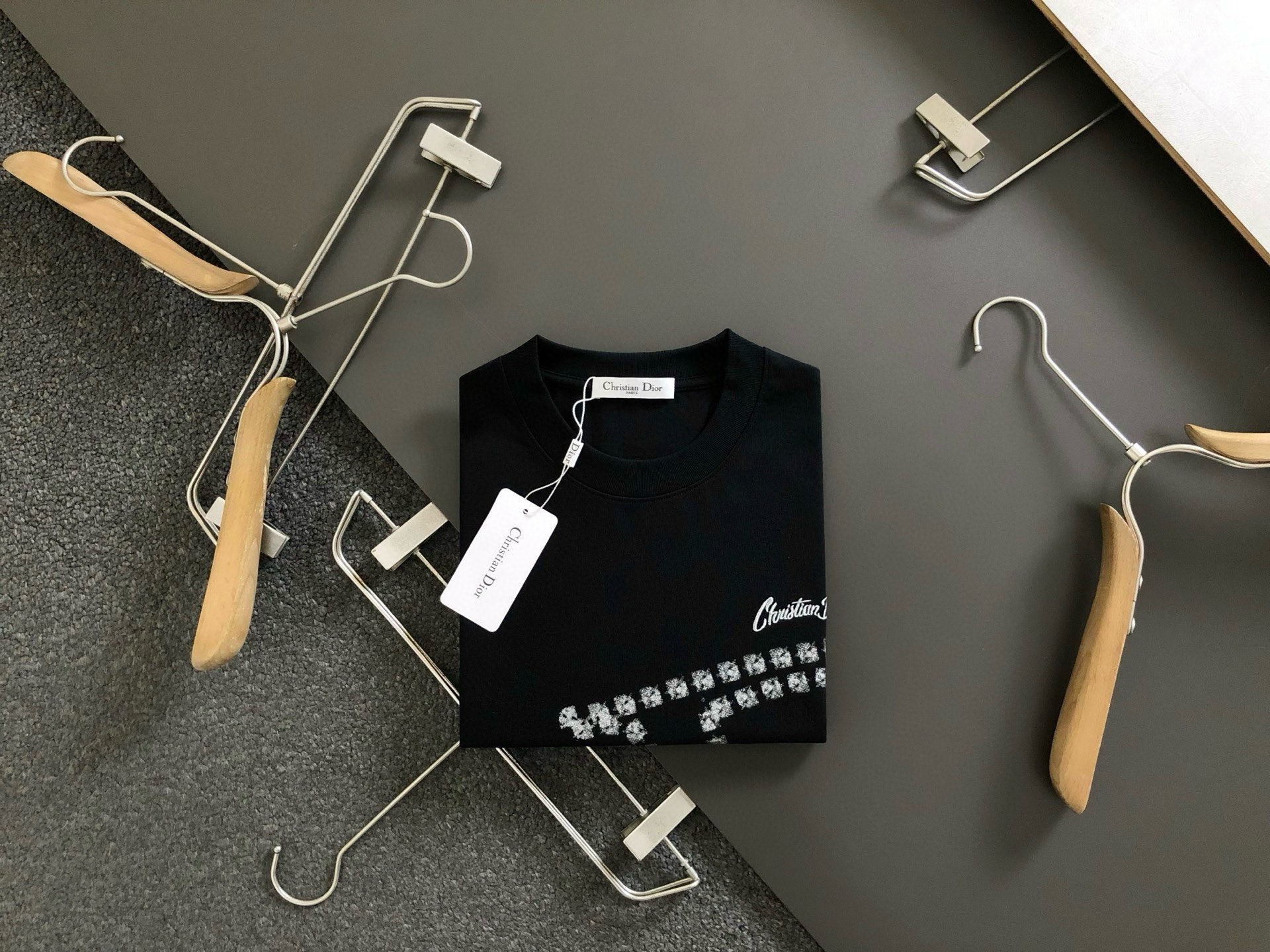 NO:515626,Dir* fit style S-Xl 2025 autumn style top imported private goods, high-end letter embroidery trendy brand short sleeves, counter style fashionable and luxurious, unquestionable quality, excellent upper body effect, same style on the luxury official website, style counter size, T-shirt, alexander wang19860909Dir*合身版型S-Xl 2025秋款顶级进口私货,高端字母刺绣潮牌短袖,专柜款时尚不失奢华 品质毋庸置疑 上身效果超赞,奢华官网同款 款式专柜尺码,,T-shirt,alexander wang,Men's clothing