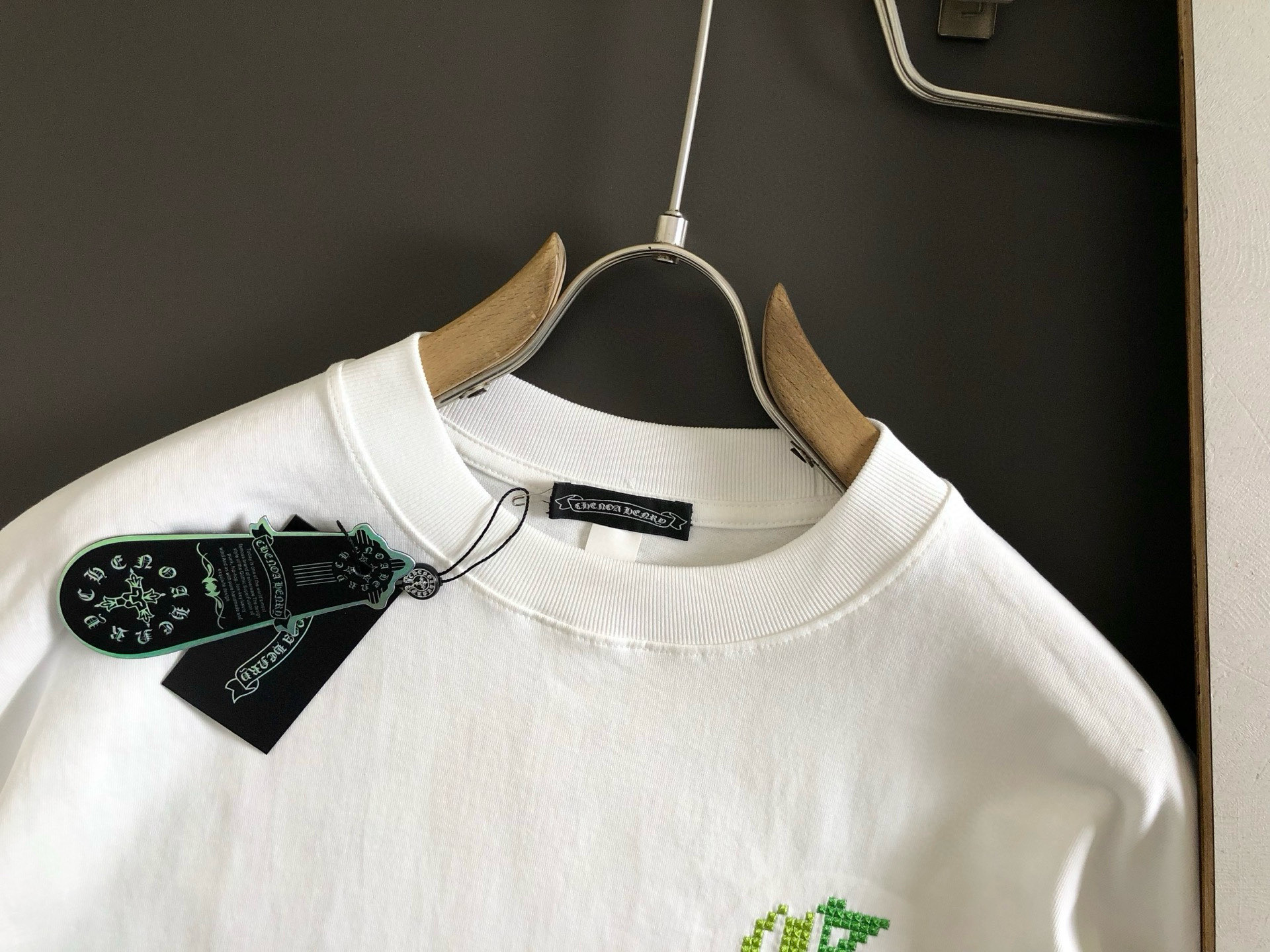 Ch*宽松版型S-Xl25早春最新梵文刺绣前后幅对应logo 融合高工艺重磅短袖，高端品质专柜原单圆领援