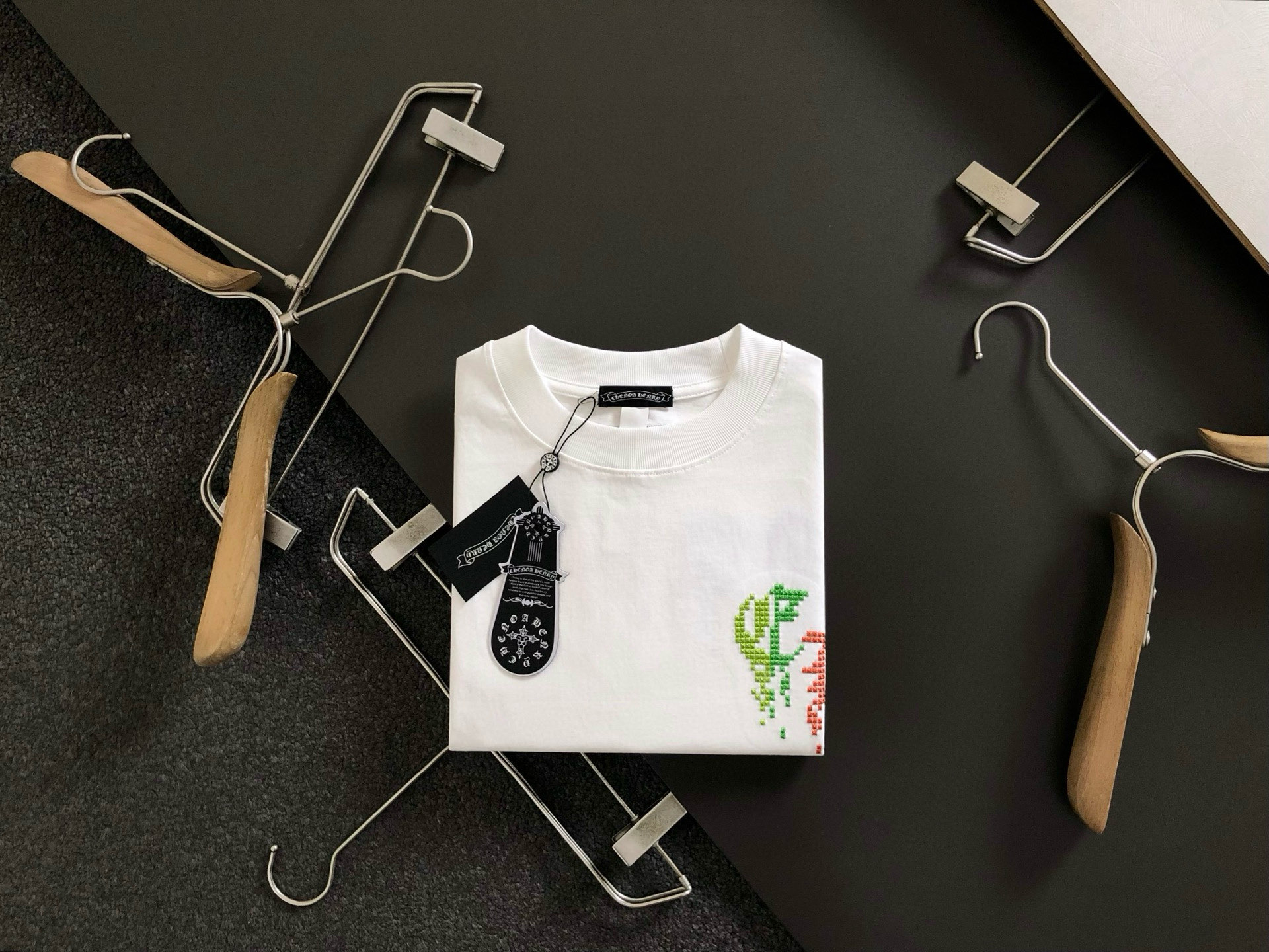 Ch*宽松版型S-Xl25早春最新梵文刺绣前后幅对应logo 融合高工艺重磅短袖，高端品质专柜原单圆领援