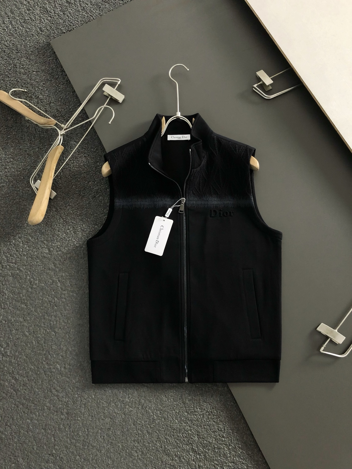 Dir**合身版型M-XXXL25秋冬最顶级线绣字母压花针织拼接立领马甲，顶级工艺针织面料融合金属五金辅