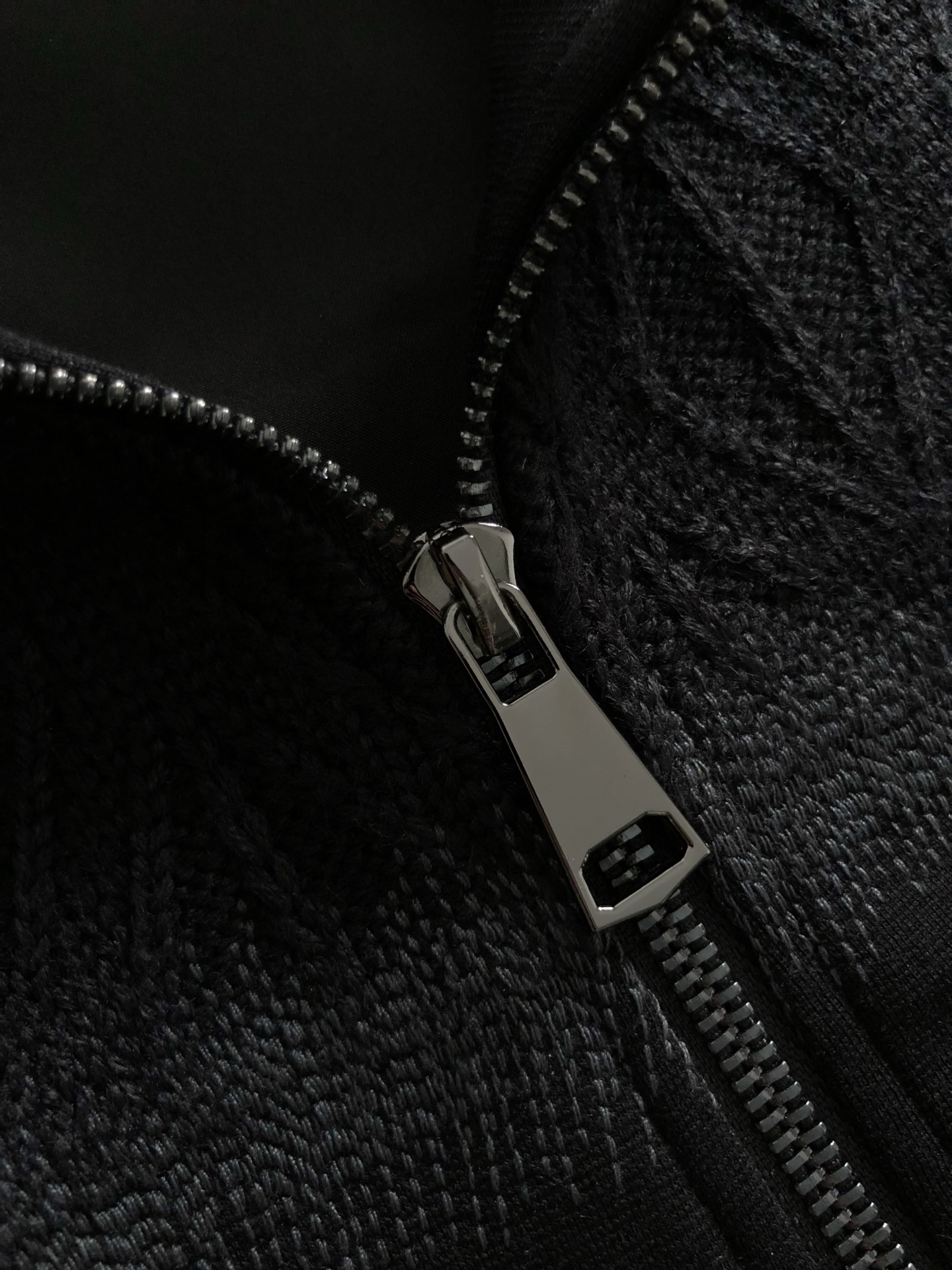 Dir**合身版型M-XXXL25秋冬最顶级线绣字母压花针织拼接立领马甲，顶级工艺针织面料融合金属五金辅