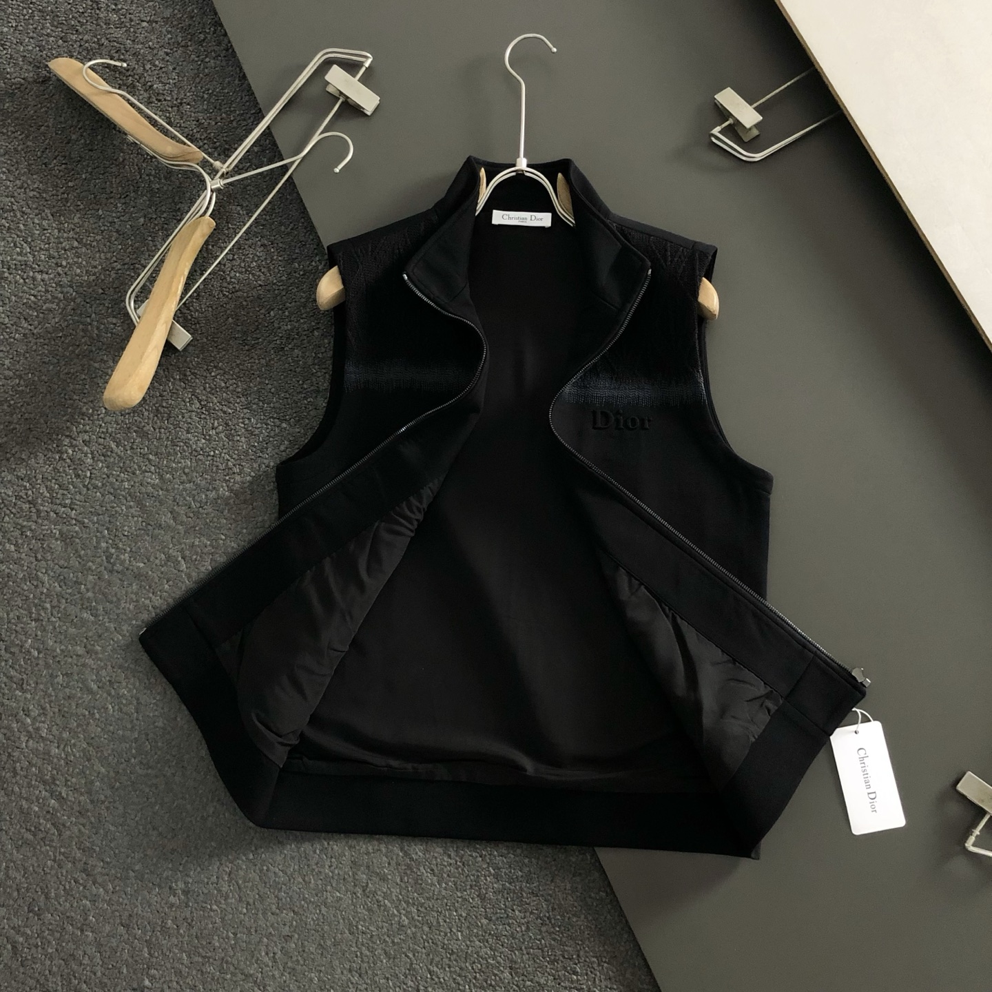 Dir**合身版型M-XXXL25秋冬最顶级线绣字母压花针织拼接立领马甲，顶级工艺针织面料融合金属五金辅