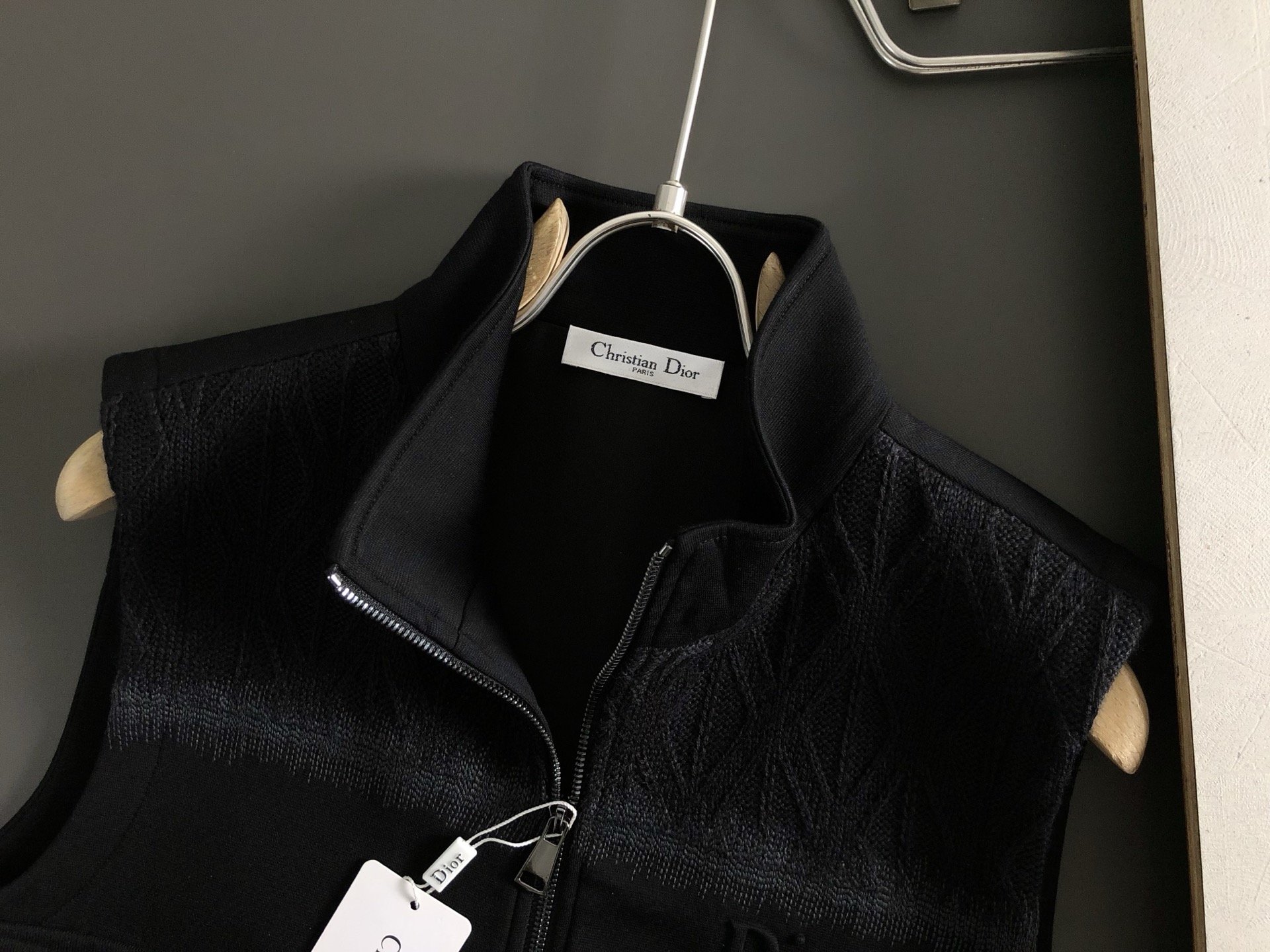 Dir**合身版型M-XXXL25秋冬最顶级线绣字母压花针织拼接立领马甲，顶级工艺针织面料融合金属五金辅