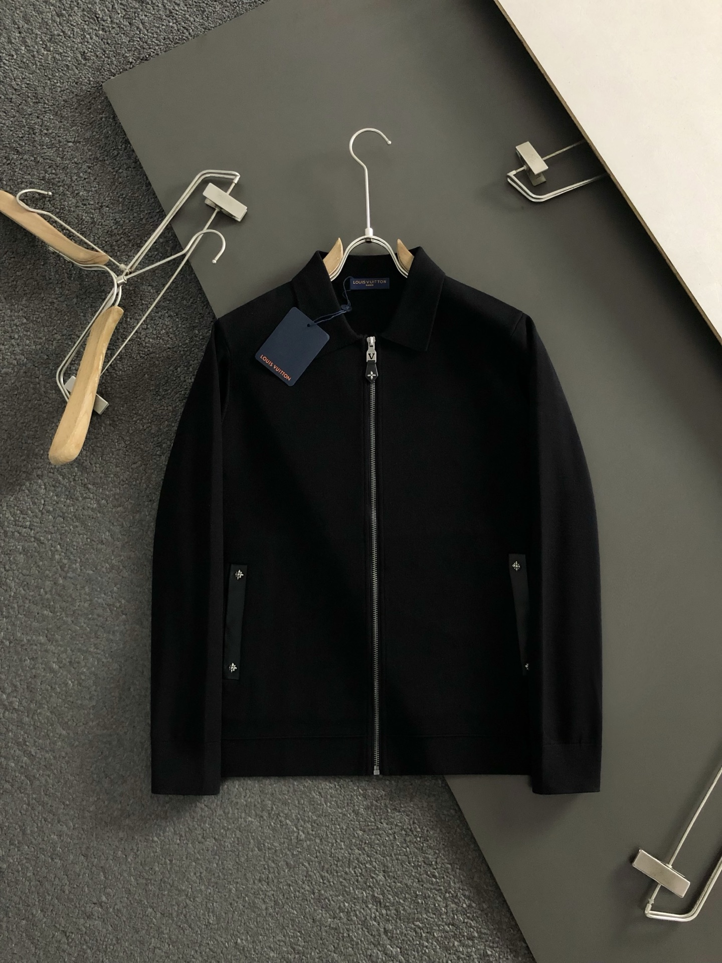 L牌*合身版型M-XXXL2025秋冬纯色百搭真皮拼接金属辅料羊毛外套，精致工艺专柜面料，顶级元素融合打