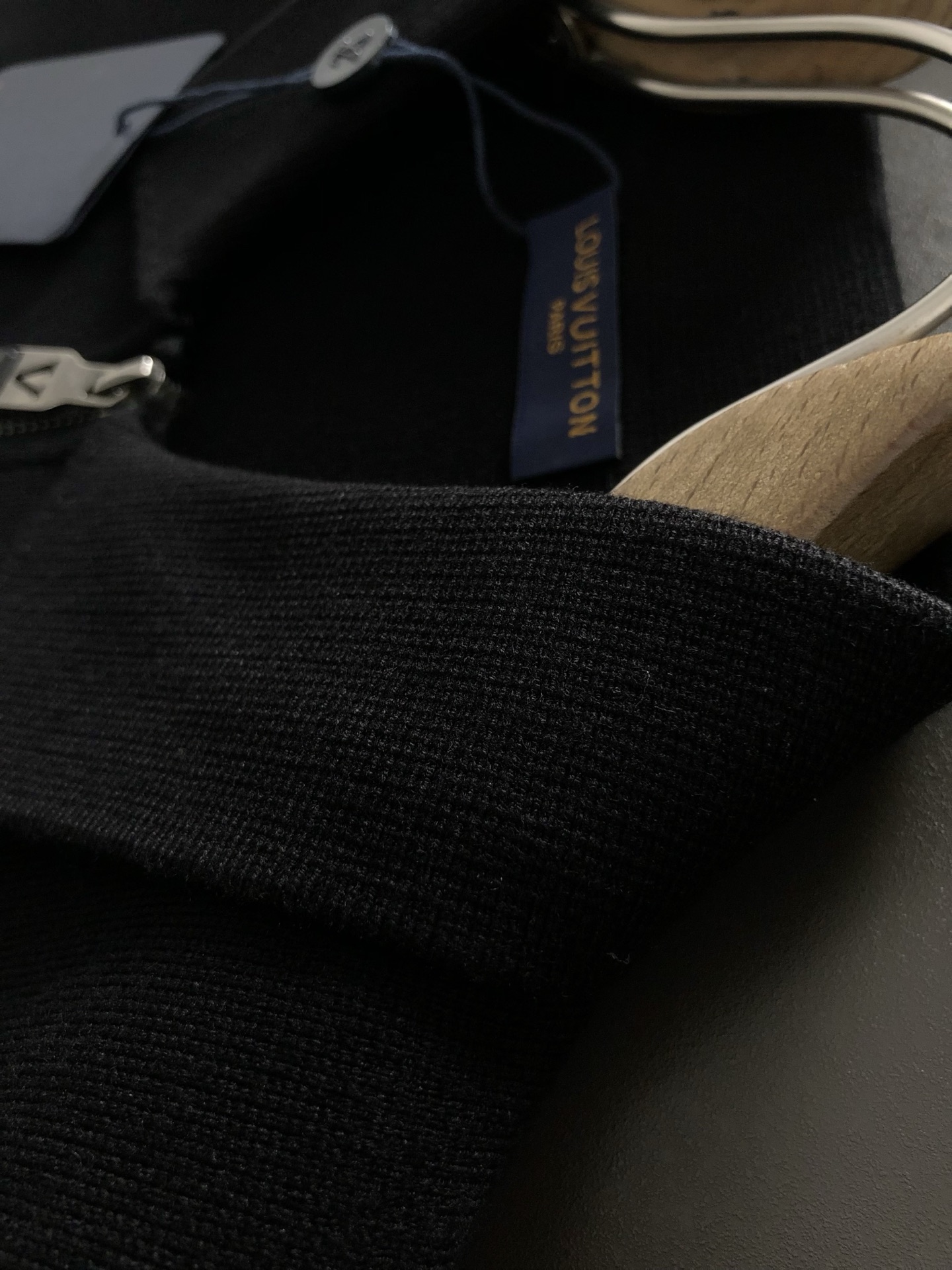 L牌*合身版型M-XXXL2025秋冬纯色百搭真皮拼接金属辅料羊毛外套，精致工艺专柜面料，顶级元素融合打