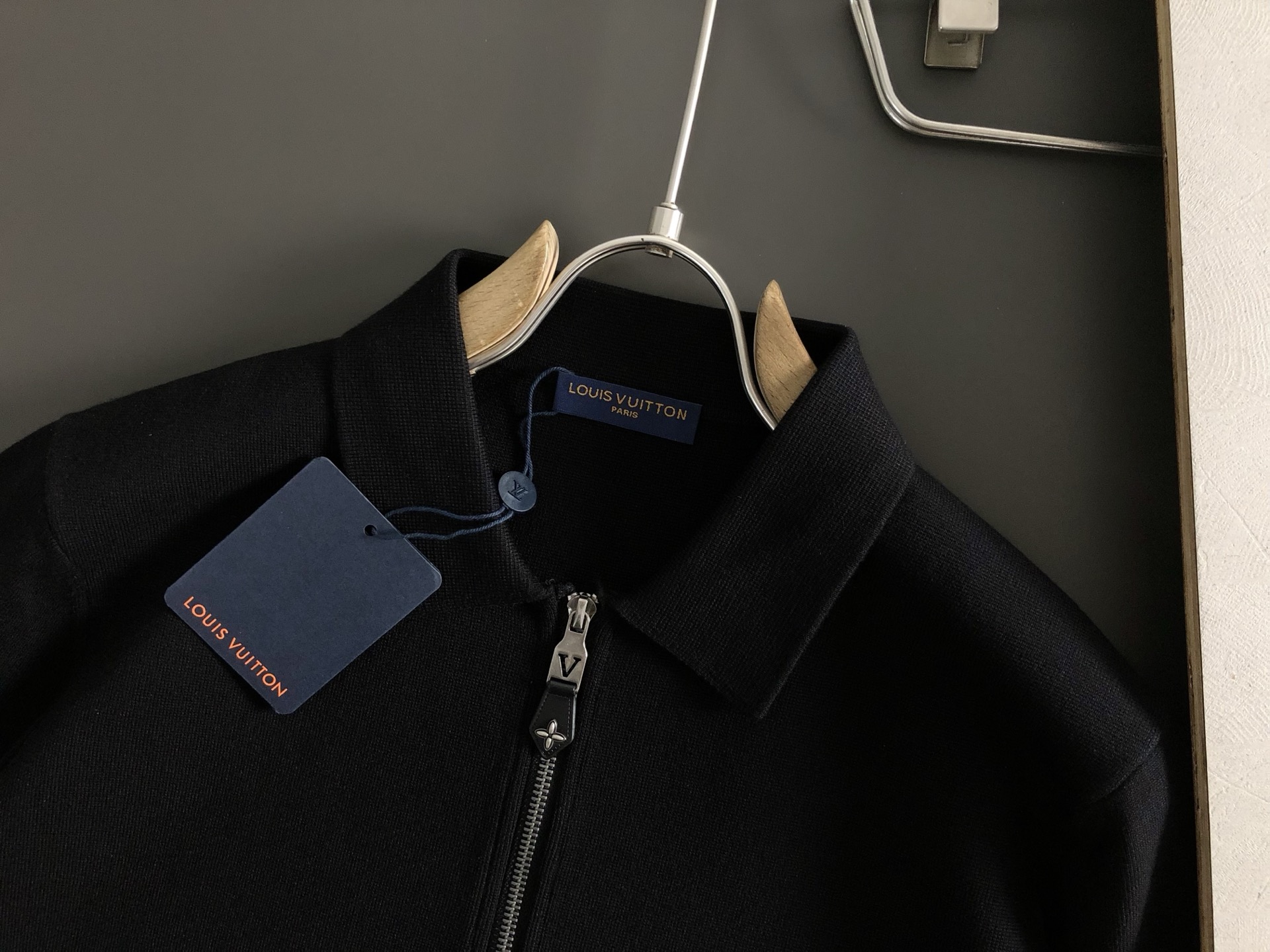 L牌*合身版型M-XXXL2025秋冬纯色百搭真皮拼接金属辅料羊毛外套，精致工艺专柜面料，顶级元素融合打