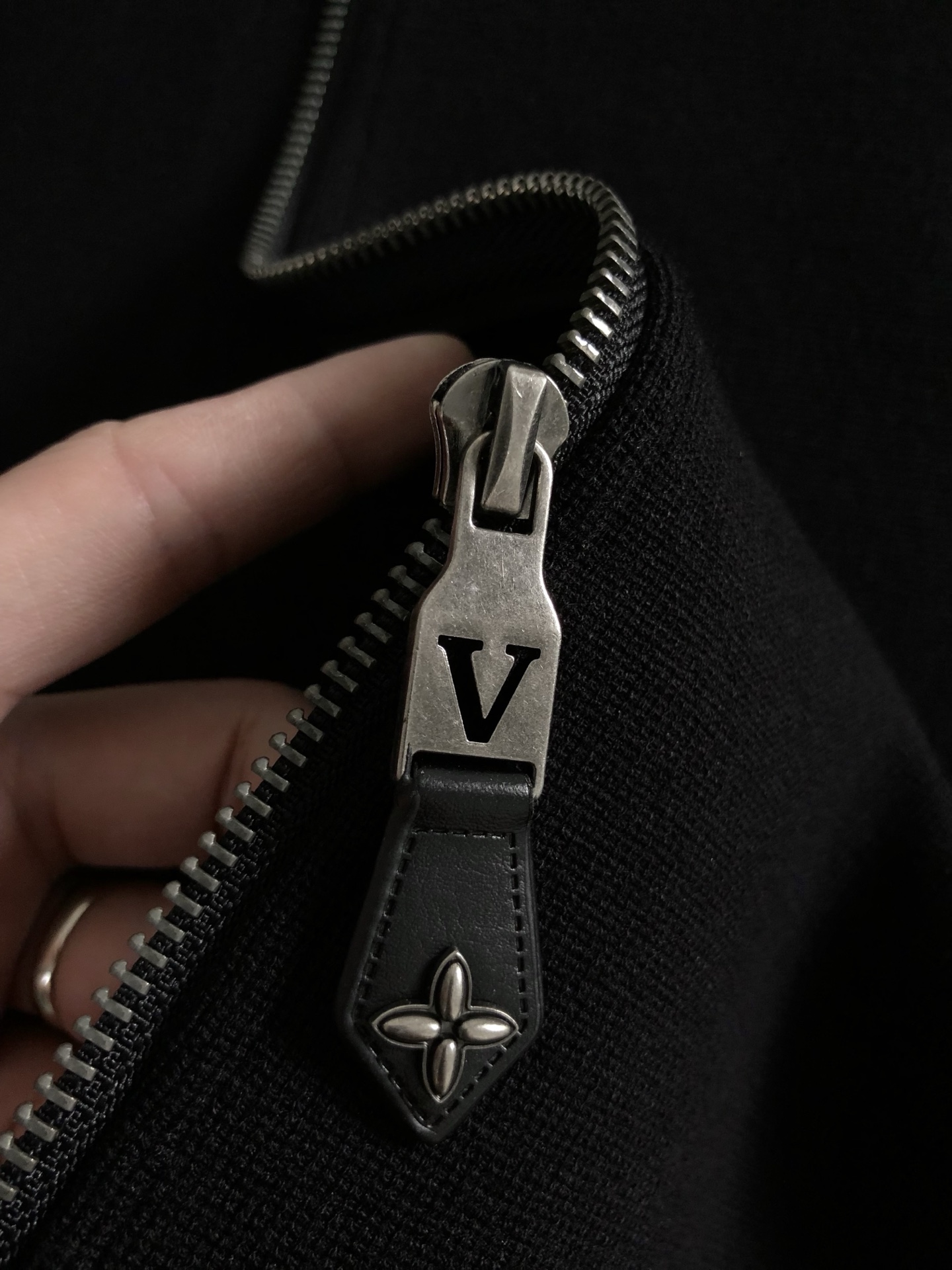 L牌*合身版型M-XXXL2025秋冬纯色百搭真皮拼接金属辅料羊毛外套，精致工艺专柜面料，顶级元素融合打