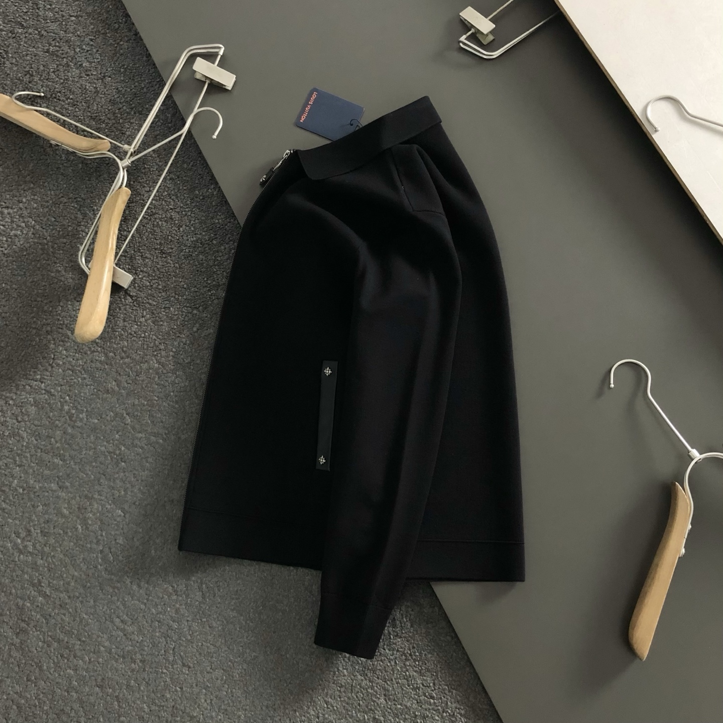 L牌*合身版型M-XXXL2025秋冬纯色百搭真皮拼接金属辅料羊毛外套，精致工艺专柜面料，顶级元素融合打