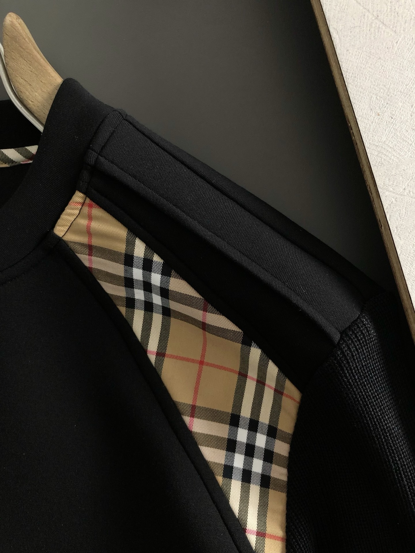 BBR*合身版型M-XXXL2025秋冬云柔系列针织袖格纹融合骑士刺绣内里拉绒时尚百搭圆领卫衣长袖，精致