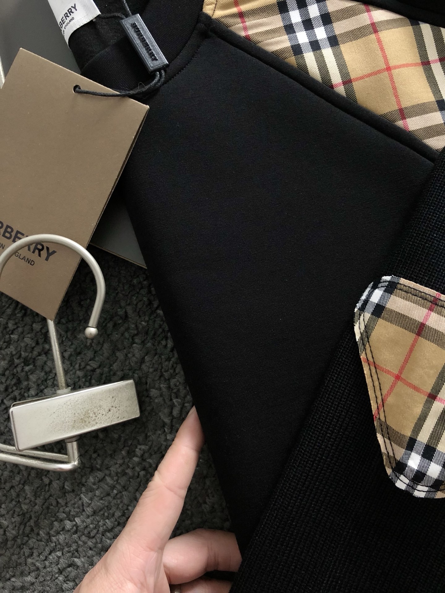 BBR*合身版型M-XXXL2025秋冬云柔系列针织袖格纹融合骑士刺绣内里拉绒时尚百搭圆领卫衣长袖，精致