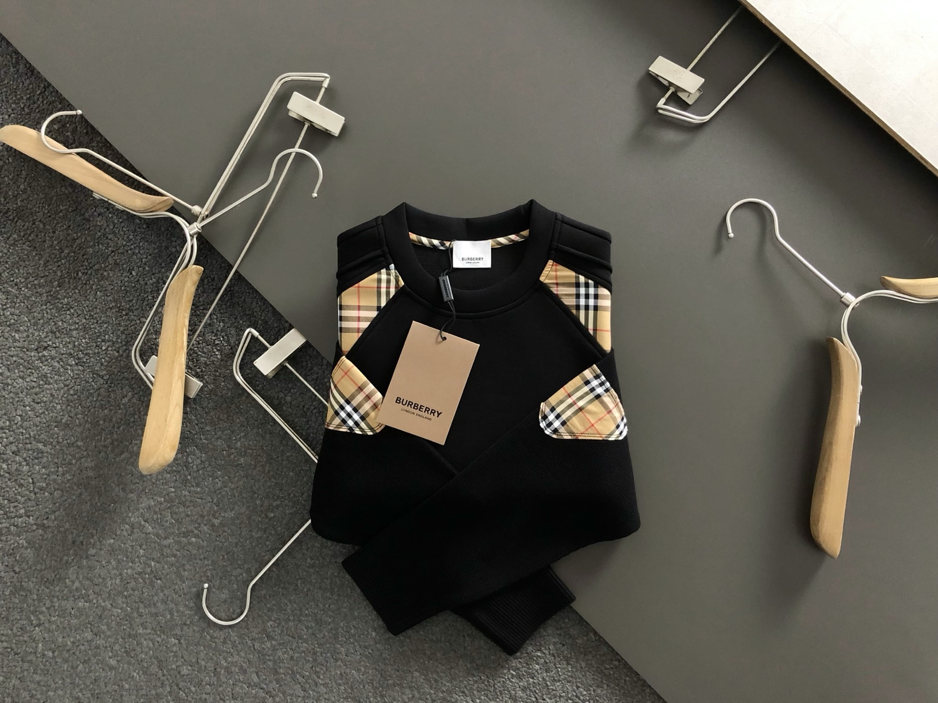 BBR*合身版型M-XXXL2025秋冬云柔系列针织袖格纹融合骑士刺绣内里拉绒时尚百搭圆领卫衣长袖，精致