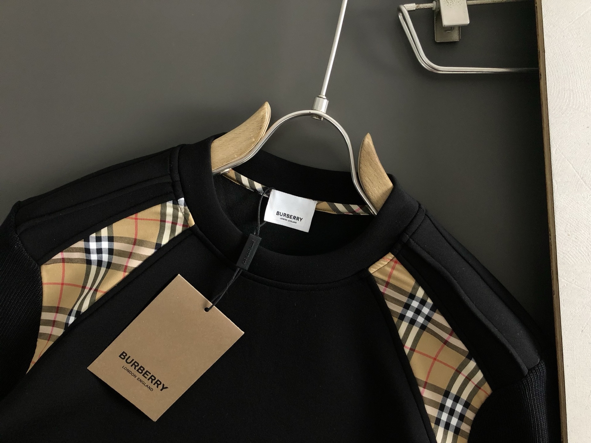 BBR*合身版型M-XXXL2025秋冬云柔系列针织袖格纹融合骑士刺绣内里拉绒时尚百搭圆领卫衣长袖，精致