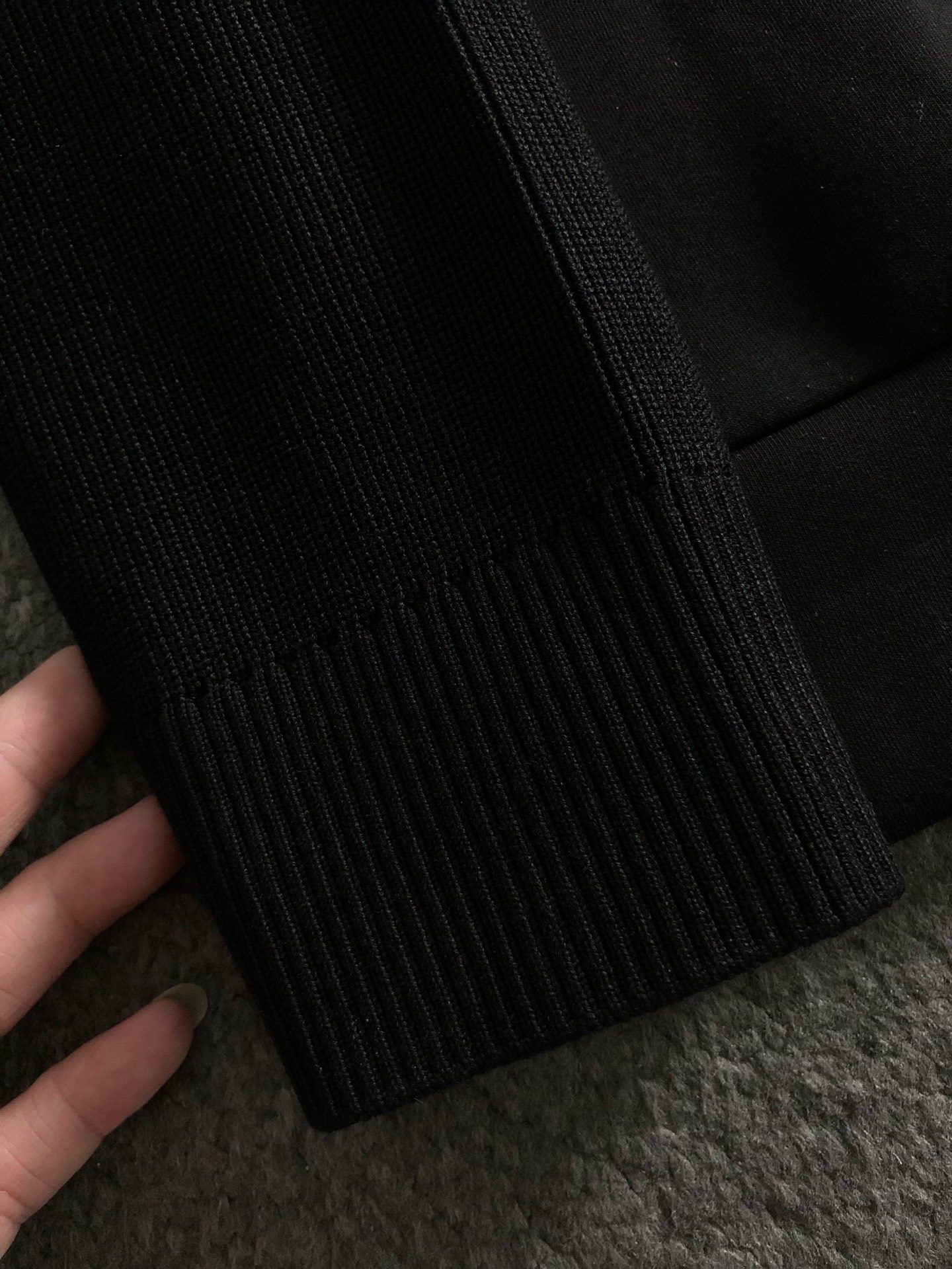 BBR*合身版型M-XXXL2025秋冬云柔系列针织袖格纹融合骑士刺绣内里拉绒时尚百搭圆领卫衣长袖，精致