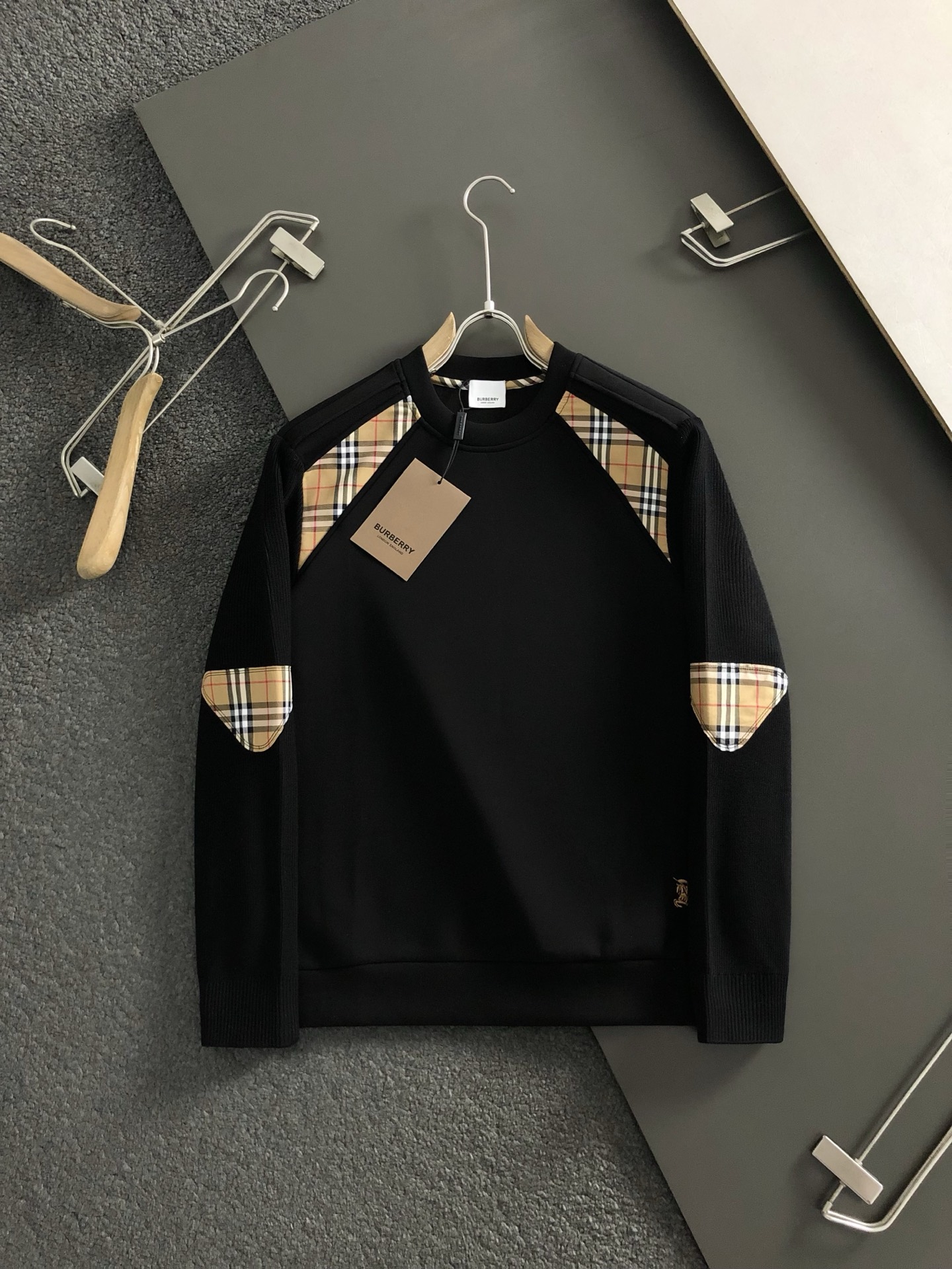 BBR*合身版型M-XXXL2025秋冬云柔系列针织袖格纹融合骑士刺绣内里拉绒时尚百搭圆领卫衣长袖，精致